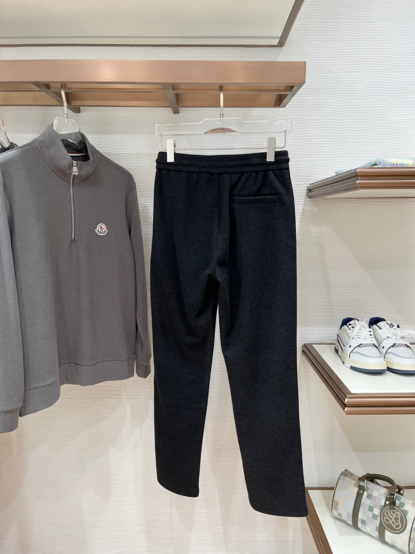 。Zz杰尼*亚🔥秋冬新款男士直筒运动裤，羊绒羊毛混纺面料、三标齐、松紧腰抽绳、两侧拉链口袋设计，合体的裁