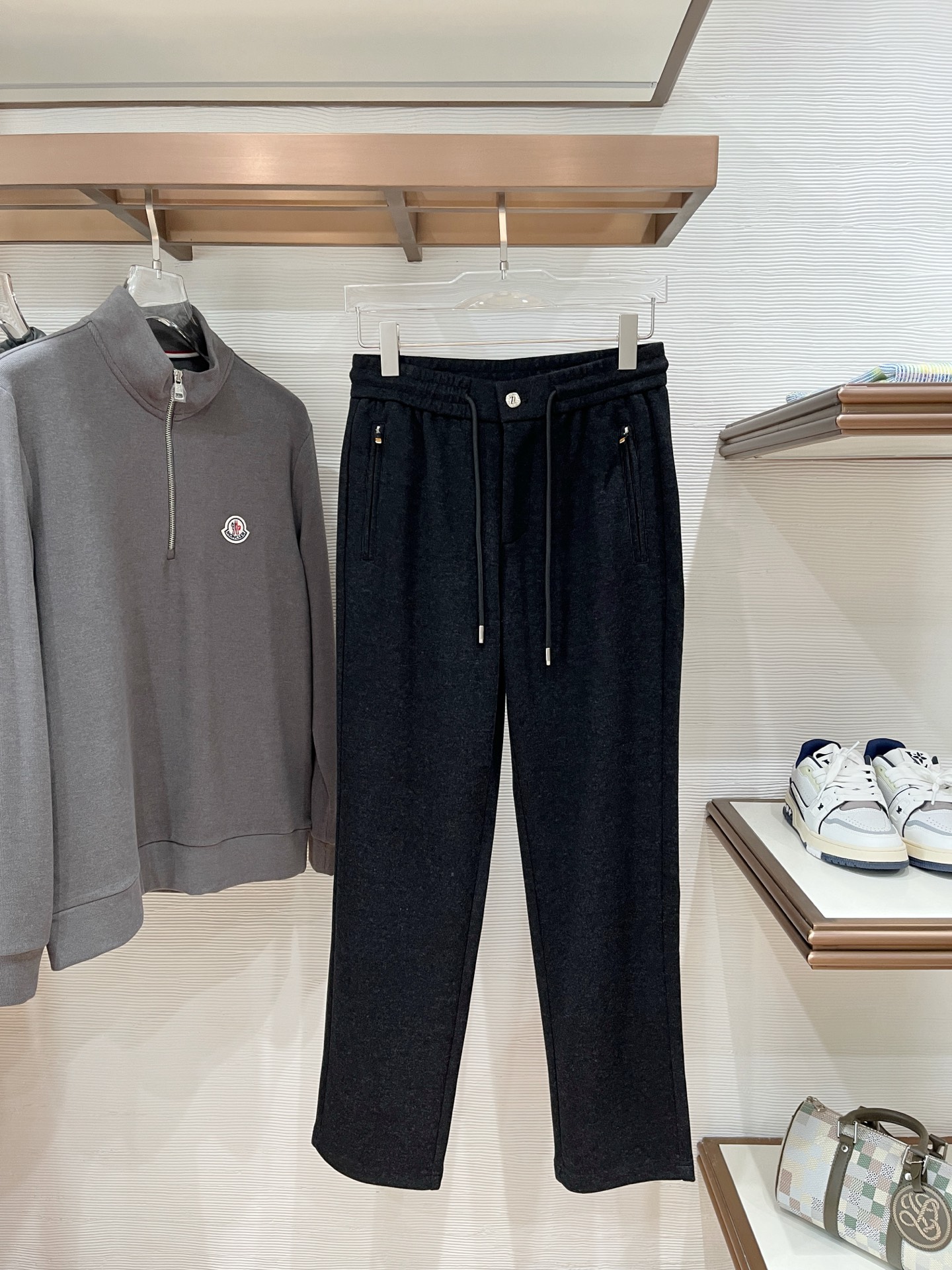 。Zz杰尼*亚🔥秋冬新款男士直筒运动裤，羊绒羊毛混纺面料、三标齐、松紧腰抽绳、两侧拉链口袋设计，合体的裁