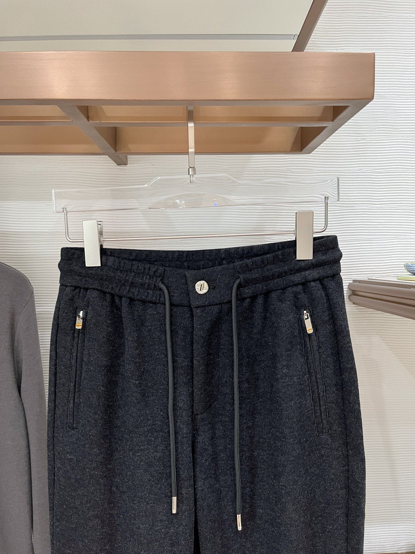 。Zz杰尼*亚🔥秋冬新款男士直筒运动裤，羊绒羊毛混纺面料、三标齐、松紧腰抽绳、两侧拉链口袋设计，合体的裁