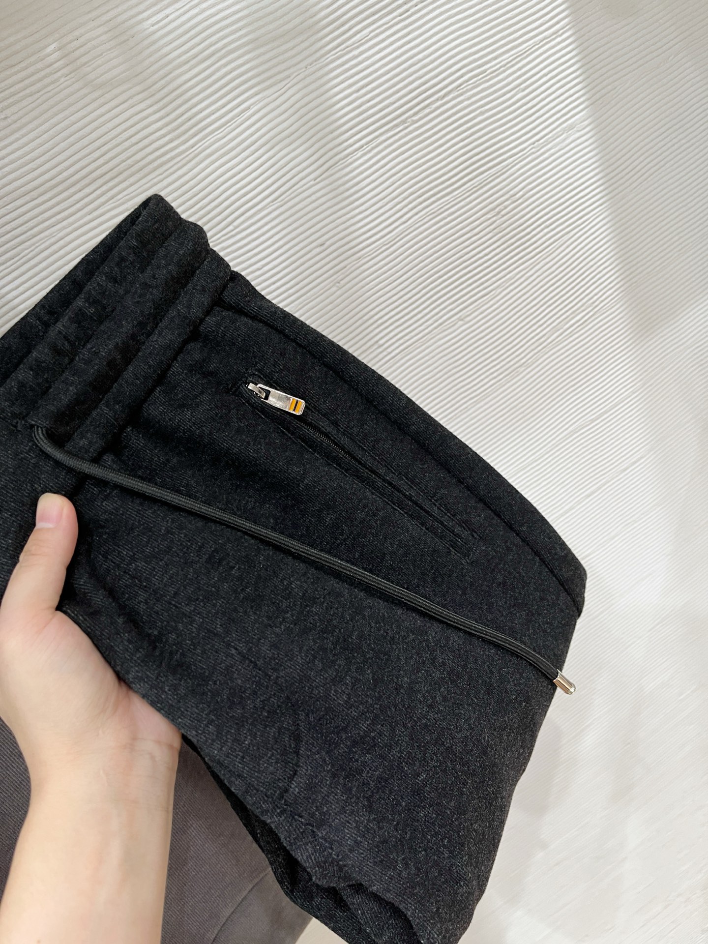 。Zz杰尼*亚🔥秋冬新款男士直筒运动裤，羊绒羊毛混纺面料、三标齐、松紧腰抽绳、两侧拉链口袋设计，合体的裁