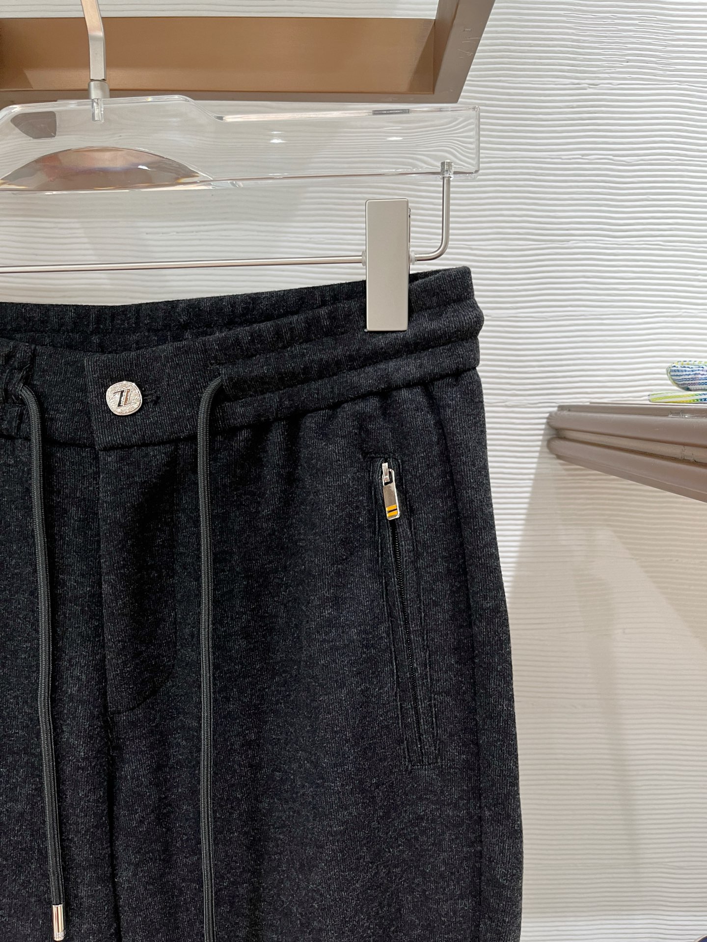 。Zz杰尼*亚🔥秋冬新款男士直筒运动裤，羊绒羊毛混纺面料、三标齐、松紧腰抽绳、两侧拉链口袋设计，合体的裁