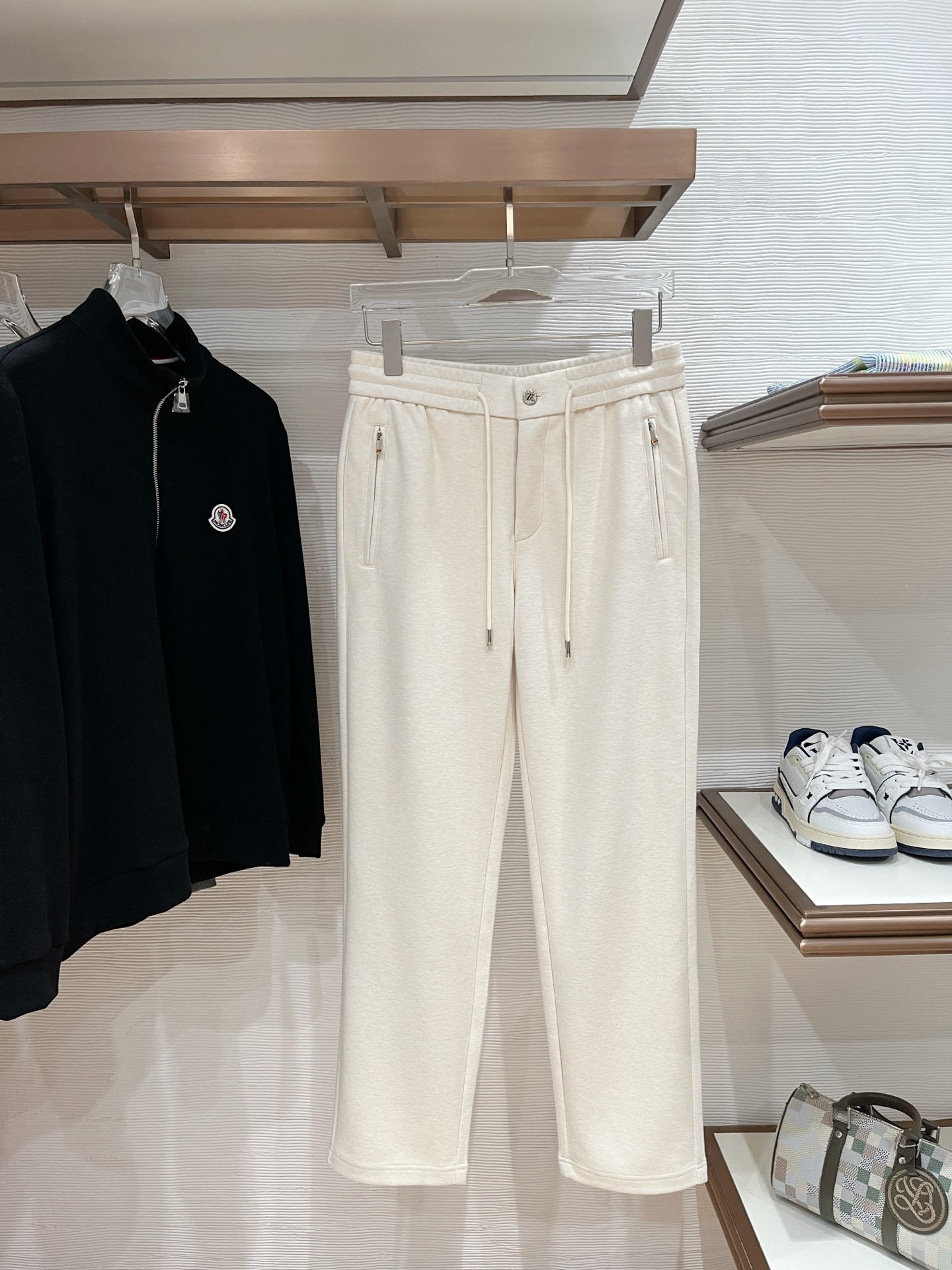 。Zz杰尼*亚🔥秋冬新款男士直筒运动裤，羊绒羊毛混纺面料、三标齐、松紧腰抽绳、两侧拉链口袋设计，合体的裁