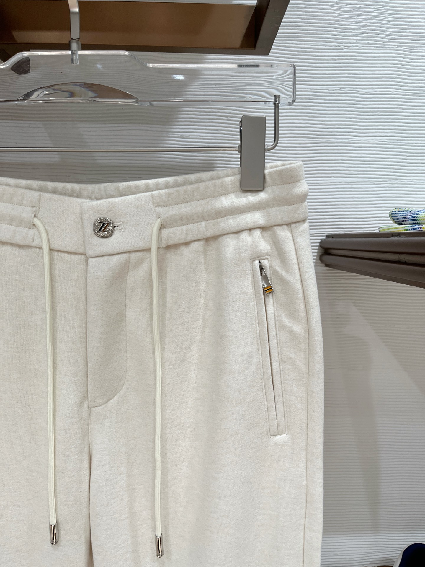 。Zz杰尼*亚🔥秋冬新款男士直筒运动裤，羊绒羊毛混纺面料、三标齐、松紧腰抽绳、两侧拉链口袋设计，合体的裁