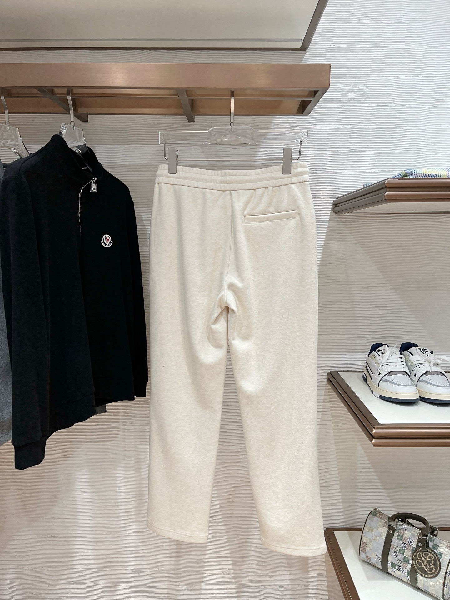 。Zz杰尼*亚🔥秋冬新款男士直筒运动裤，羊绒羊毛混纺面料、三标齐、松紧腰抽绳、两侧拉链口袋设计，合体的裁