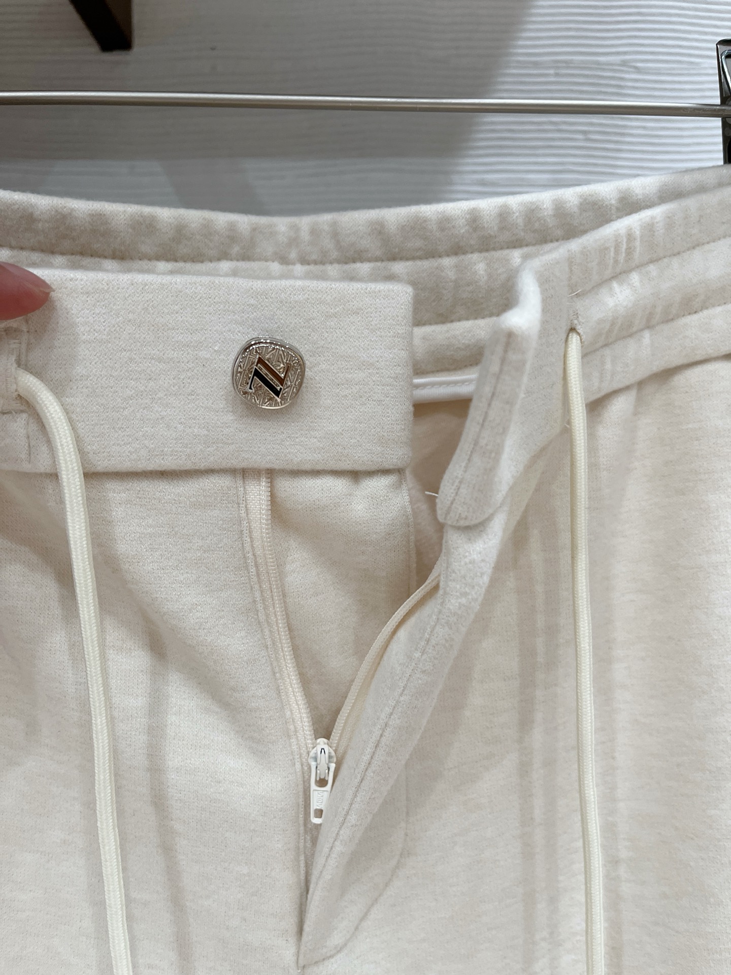 。Zz杰尼*亚🔥秋冬新款男士直筒运动裤，羊绒羊毛混纺面料、三标齐、松紧腰抽绳、两侧拉链口袋设计，合体的裁