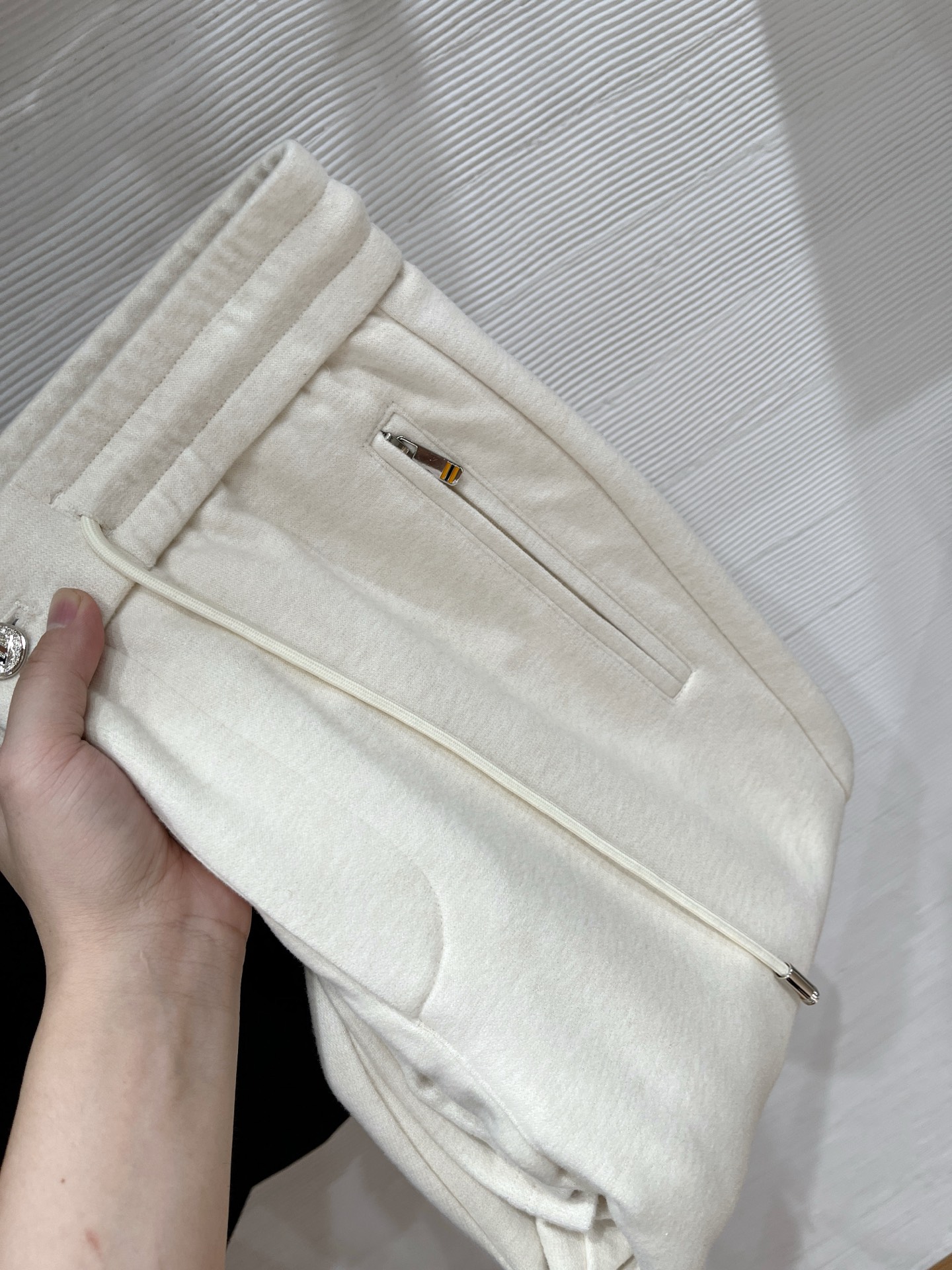 。Zz杰尼*亚🔥秋冬新款男士直筒运动裤，羊绒羊毛混纺面料、三标齐、松紧腰抽绳、两侧拉链口袋设计，合体的裁