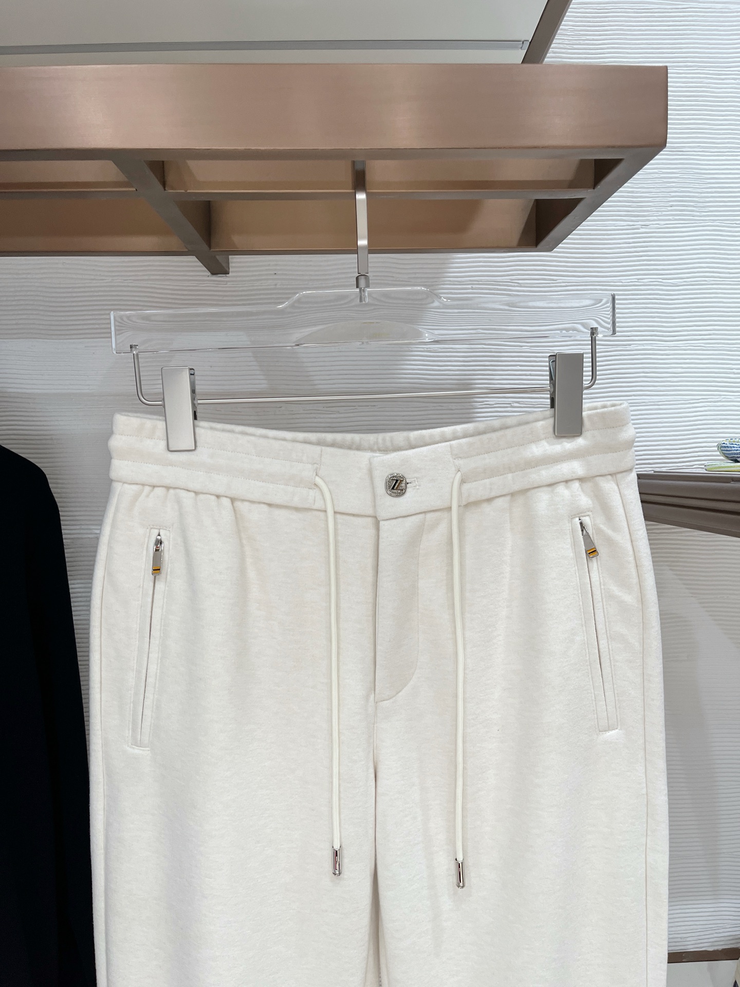 。Zz杰尼*亚🔥秋冬新款男士直筒运动裤，羊绒羊毛混纺面料、三标齐、松紧腰抽绳、两侧拉链口袋设计，合体的裁