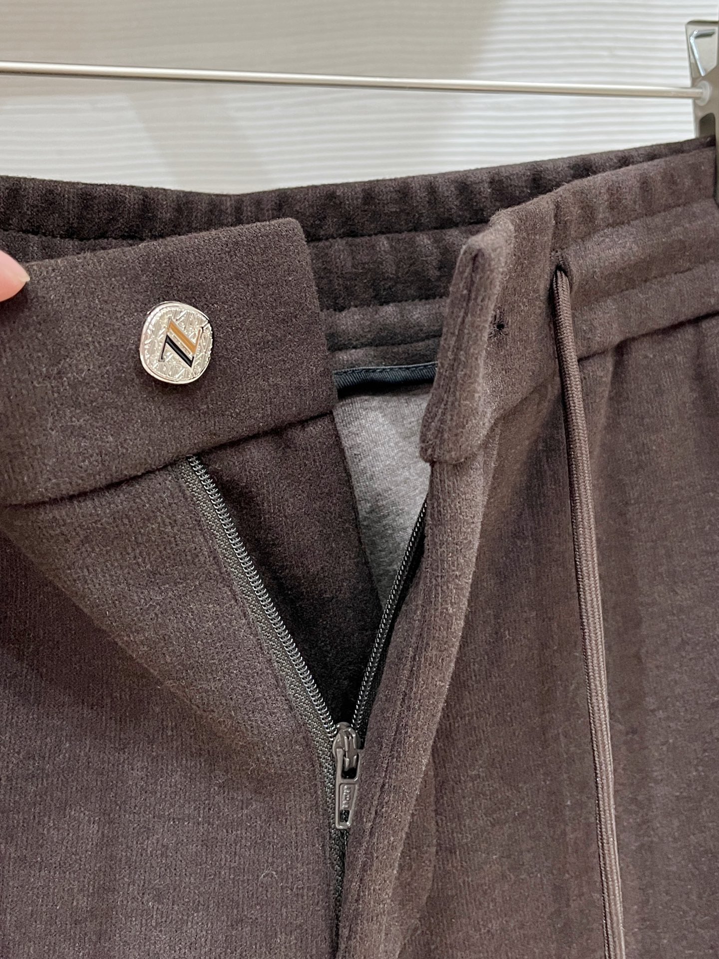 。Zz杰尼*亚🔥秋冬新款男士直筒运动裤，羊绒羊毛混纺面料、三标齐、松紧腰抽绳、两侧拉链口袋设计，合体的裁