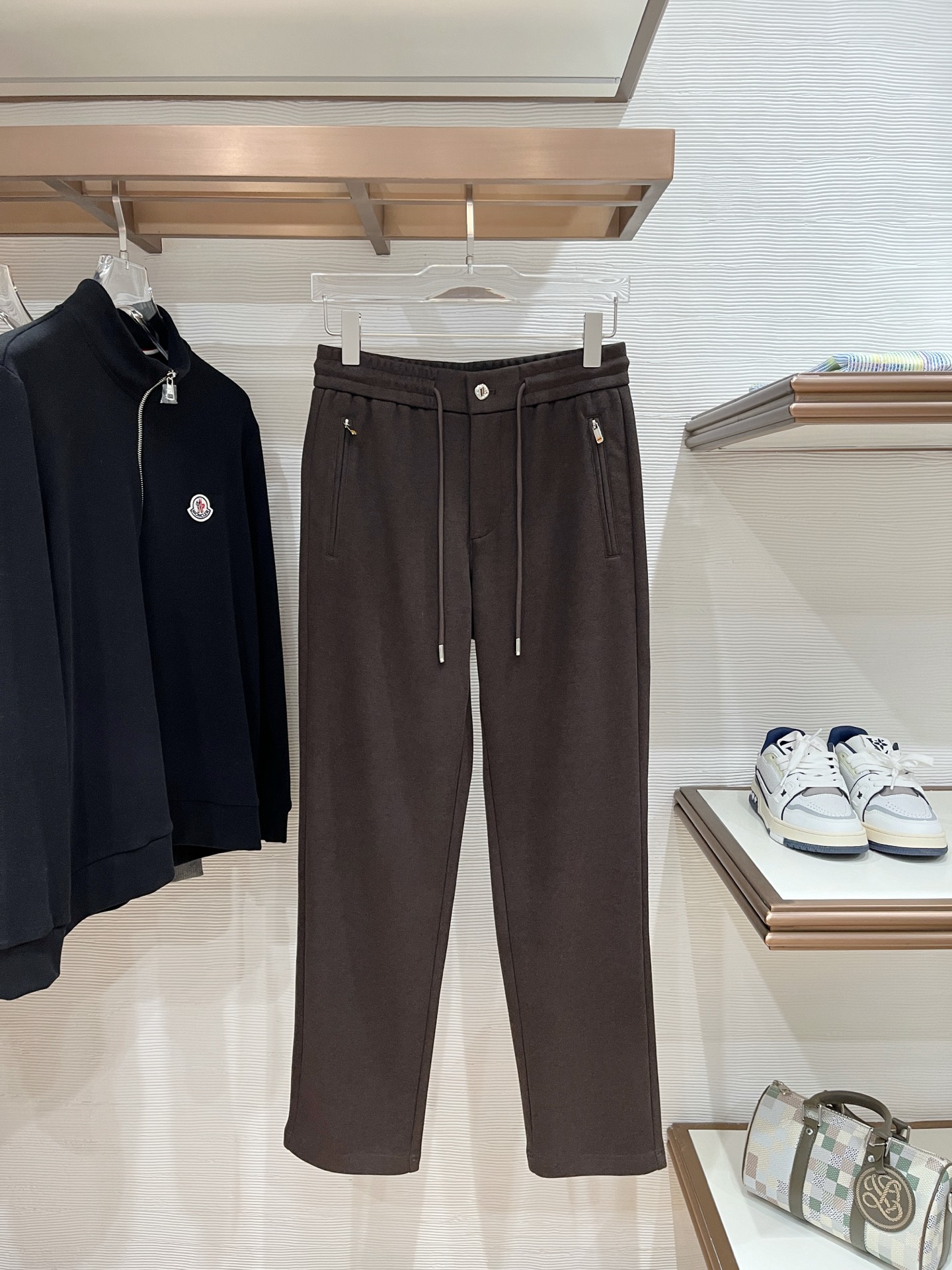 。Zz杰尼*亚🔥秋冬新款男士直筒运动裤，羊绒羊毛混纺面料、三标齐、松紧腰抽绳、两侧拉链口袋设计，合体的裁