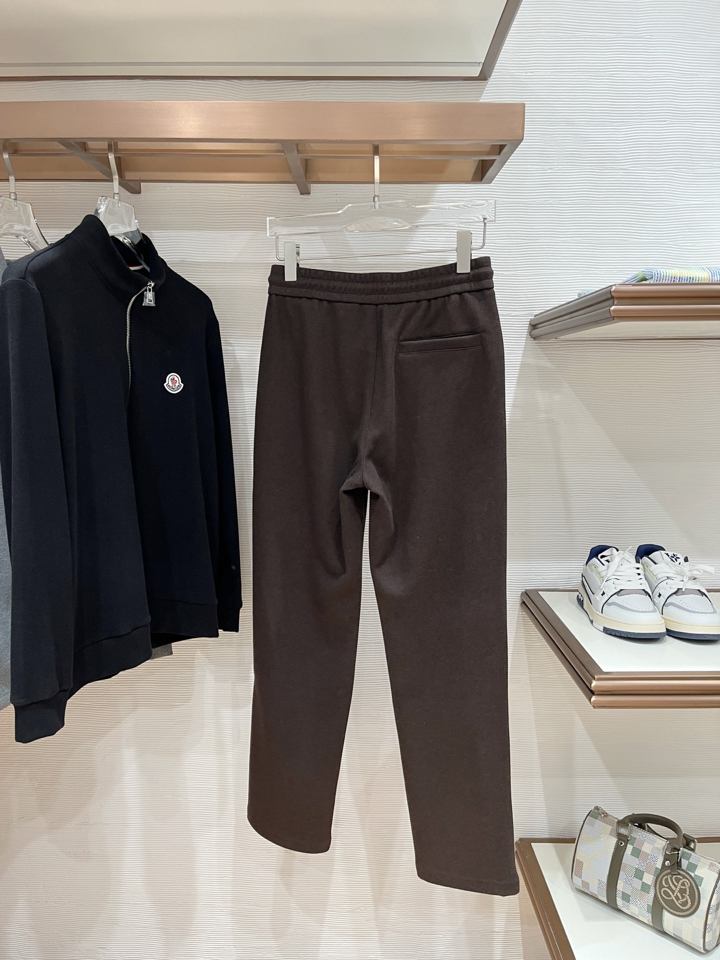 。Zz杰尼*亚🔥秋冬新款男士直筒运动裤，羊绒羊毛混纺面料、三标齐、松紧腰抽绳、两侧拉链口袋设计，合体的裁