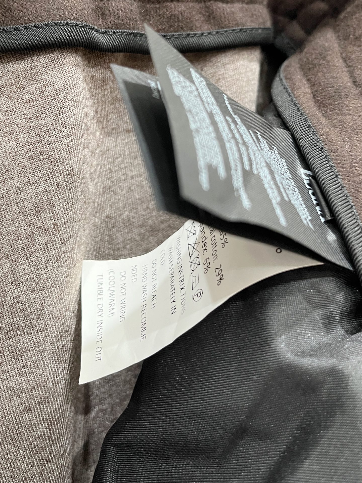 。Zz杰尼*亚🔥秋冬新款男士直筒运动裤，羊绒羊毛混纺面料、三标齐、松紧腰抽绳、两侧拉链口袋设计，合体的裁