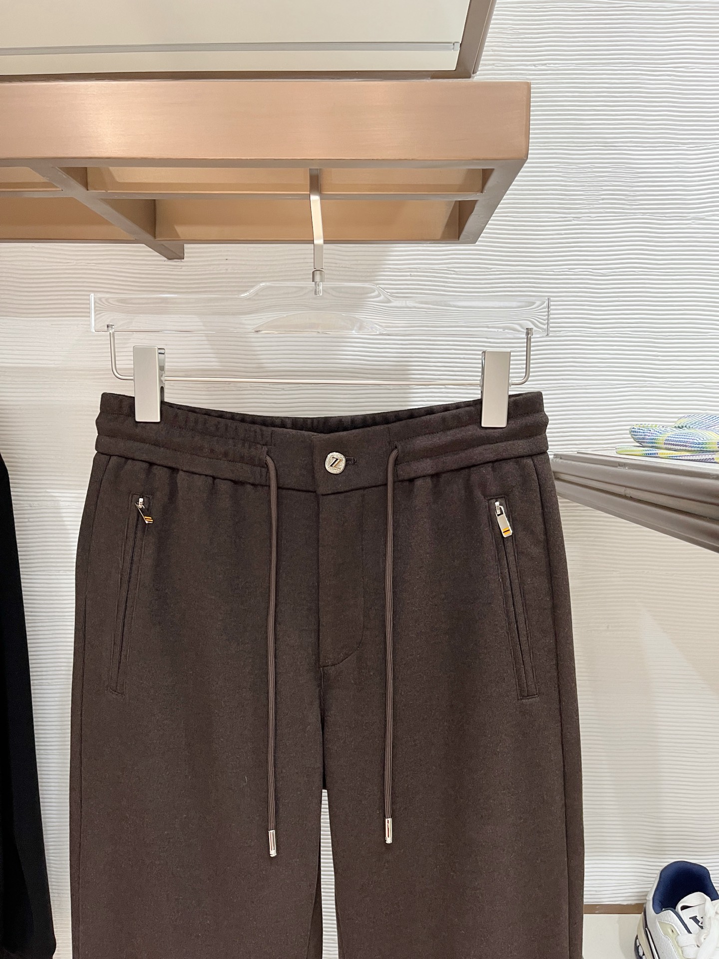 。Zz杰尼*亚🔥秋冬新款男士直筒运动裤，羊绒羊毛混纺面料、三标齐、松紧腰抽绳、两侧拉链口袋设计，合体的裁