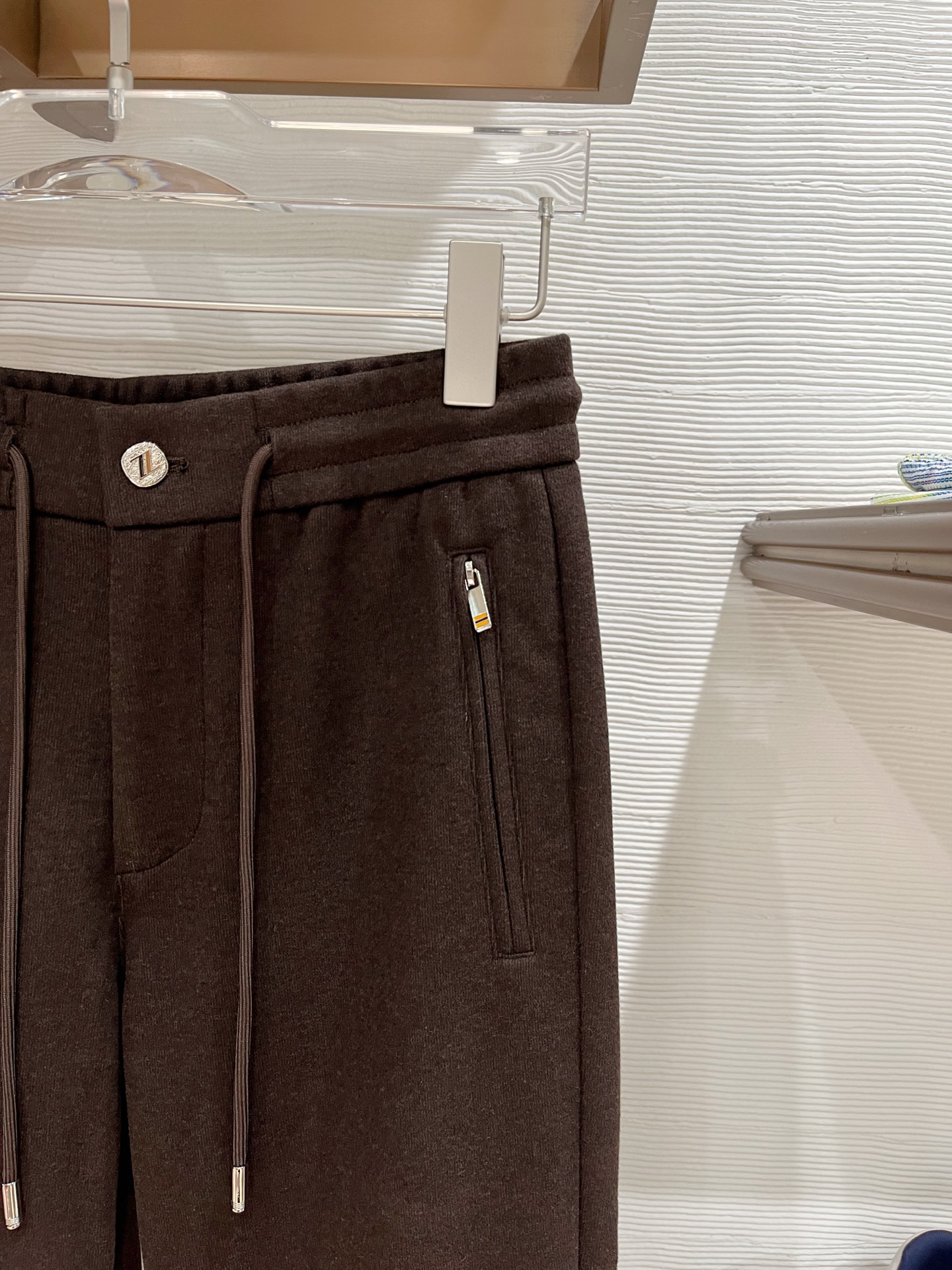 。Zz杰尼*亚🔥秋冬新款男士直筒运动裤，羊绒羊毛混纺面料、三标齐、松紧腰抽绳、两侧拉链口袋设计，合体的裁