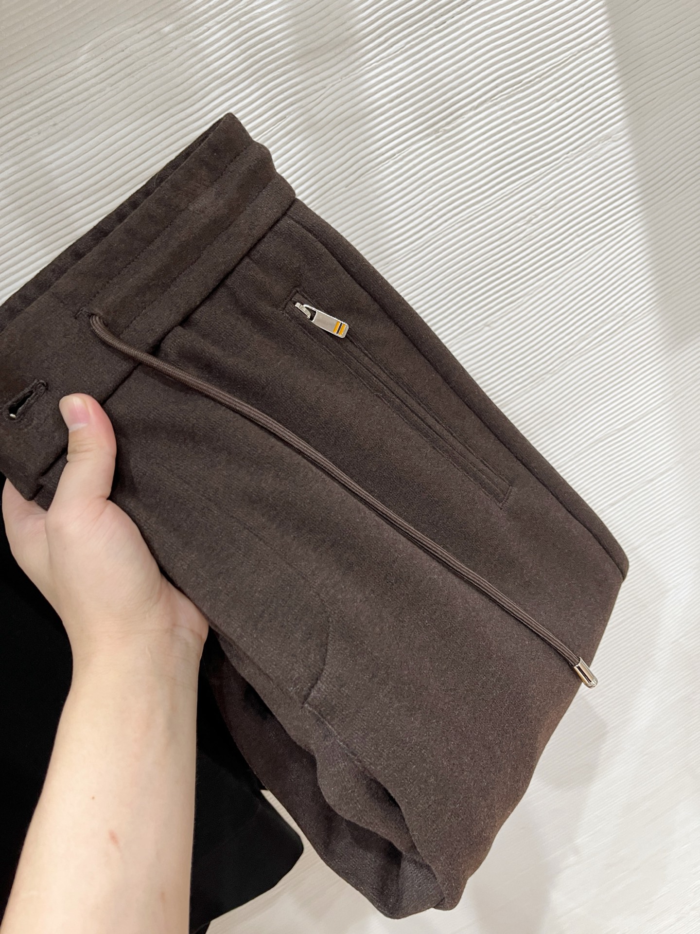 。Zz杰尼*亚🔥秋冬新款男士直筒运动裤，羊绒羊毛混纺面料、三标齐、松紧腰抽绳、两侧拉链口袋设计，合体的裁