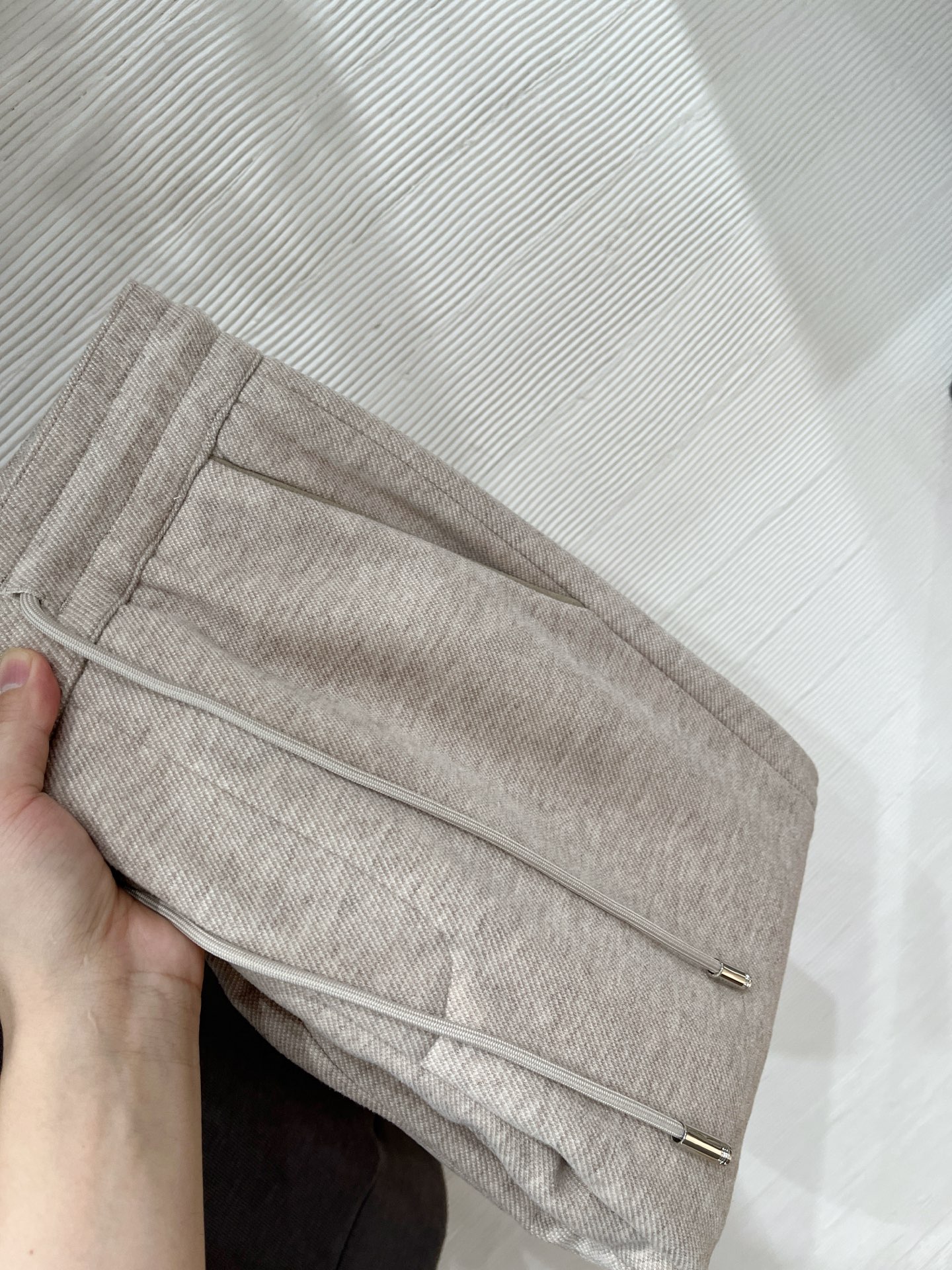 NO:537127,Lo*ro Pi*nanuo u Pianya 2025 Autumn and Winter 2025 Full-quality order, warm and stylish Wool blended elastic waist straight-foot casual pants Classic versatile embellishment of logo hardware, elastic waist drawstring fitting classic versatile sensation at the same time The upper body has a random slack feeling The fabric is made of blended wool material, comfortable and breathable, while warming, reflecting high-end texture Full-quality order, color Black Brown Khaki Number m to xxxl,,alexander wang19860909Lo*ro Pi*na诺 u翩雅 2025秋冬 全品相订单,保暖有型 羊毛呢混纺松紧腰直脚休闲裤 经典百搭 标志五金的点缀,松紧腰抽绳合体的剪裁 经典百搭同时 上身有总随意的松弛感 面料采用混纺羊毛材质,舒适透气 保暖的同时 体现高档质感 全品相的订单,颜色 黑色 棕色 卡其 码数m到xxxl,,alexander wang,Men's clothing