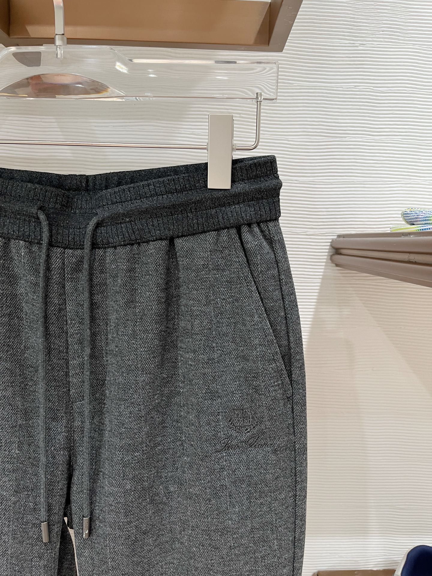 。Lo*ro Pi*na诺 u翩雅 2025秋冬 全品相订单，保暖有型 羊毛呢混纺松紧腰直脚休闲裤 经典