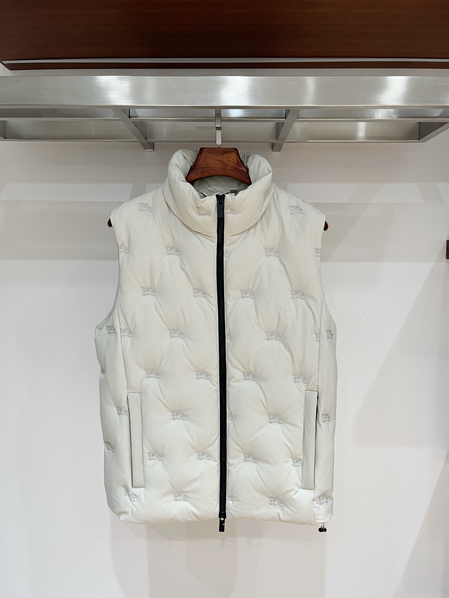 2️⃣0️⃣2️⃣5️⃣ 巴宝莉Burberry最新款时尚设计师款立领羽绒服爆款羽绒马甲背心 处处细节显