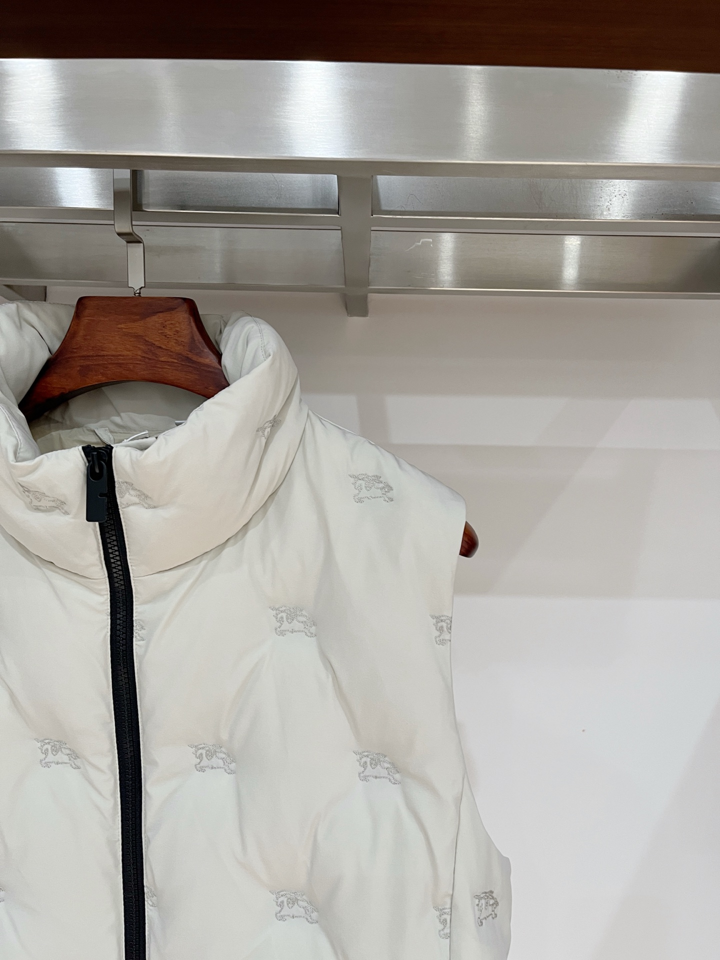 2️⃣0️⃣2️⃣5️⃣ 巴宝莉Burberry最新款时尚设计师款立领羽绒服爆款羽绒马甲背心 处处细节显