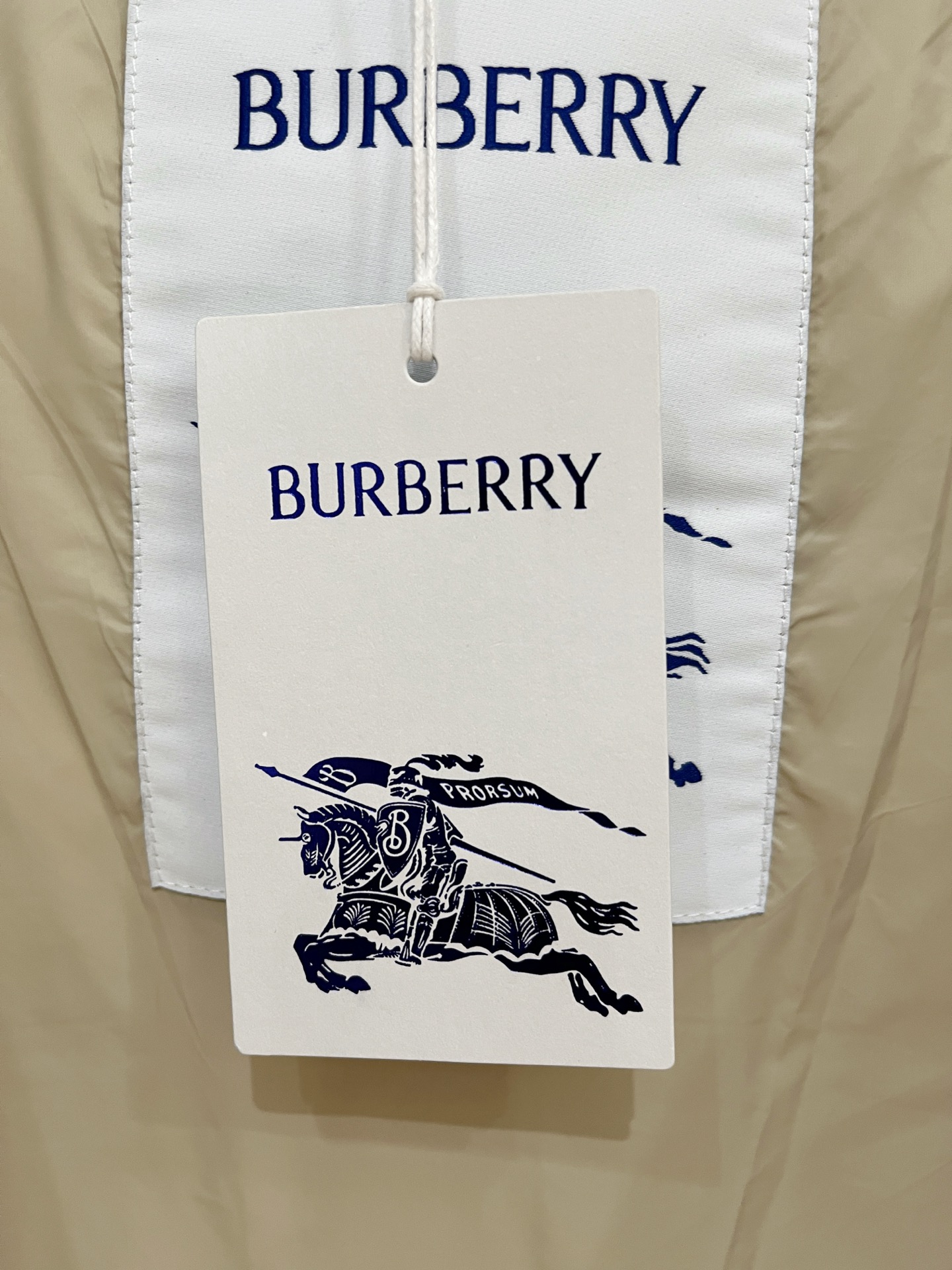 2️⃣0️⃣2️⃣5️⃣ 巴宝莉Burberry最新款时尚设计师款立领羽绒服爆款羽绒马甲背心 处处细节显