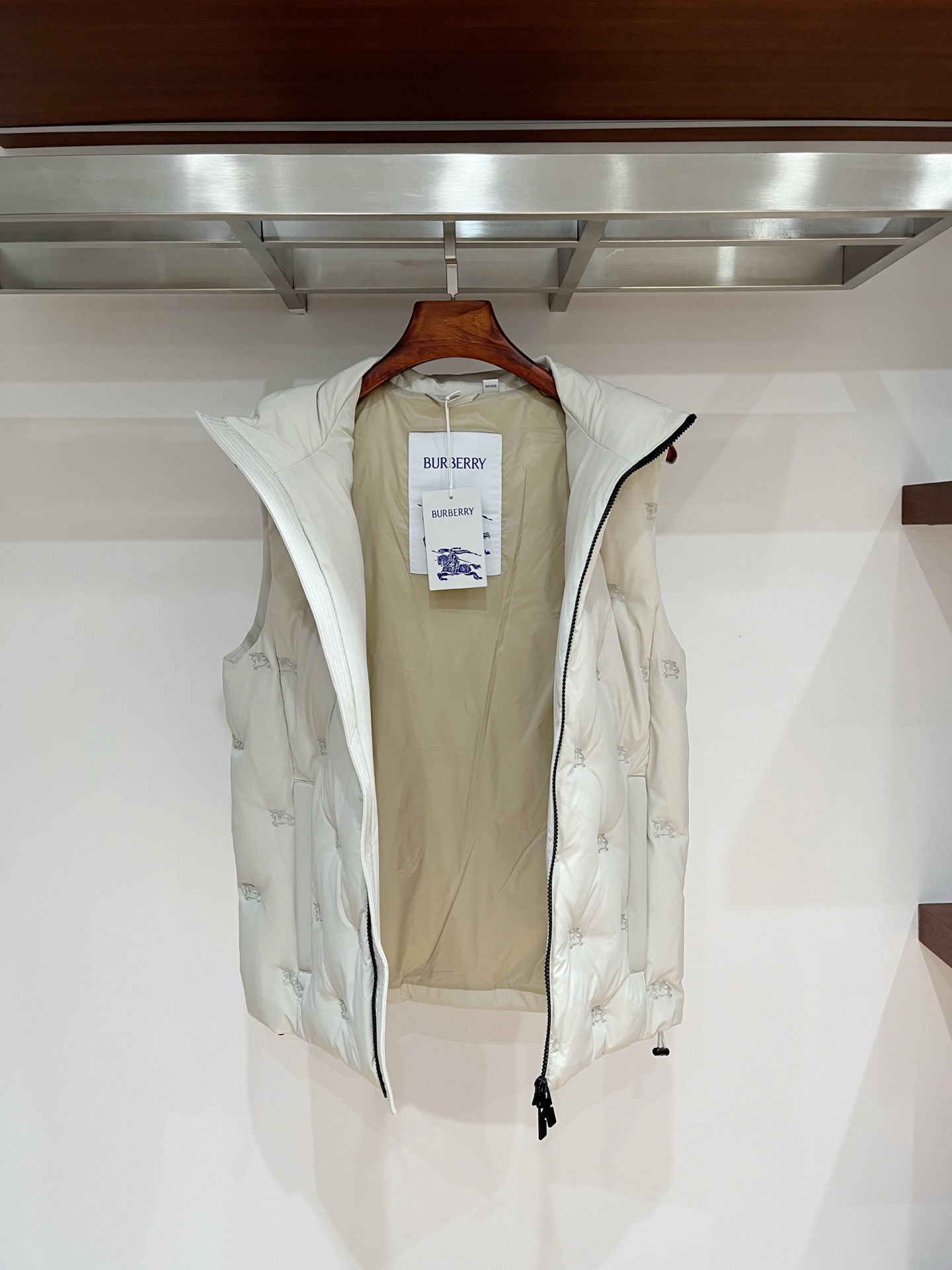 2️⃣0️⃣2️⃣5️⃣ 巴宝莉Burberry最新款时尚设计师款立领羽绒服爆款羽绒马甲背心 处处细节显