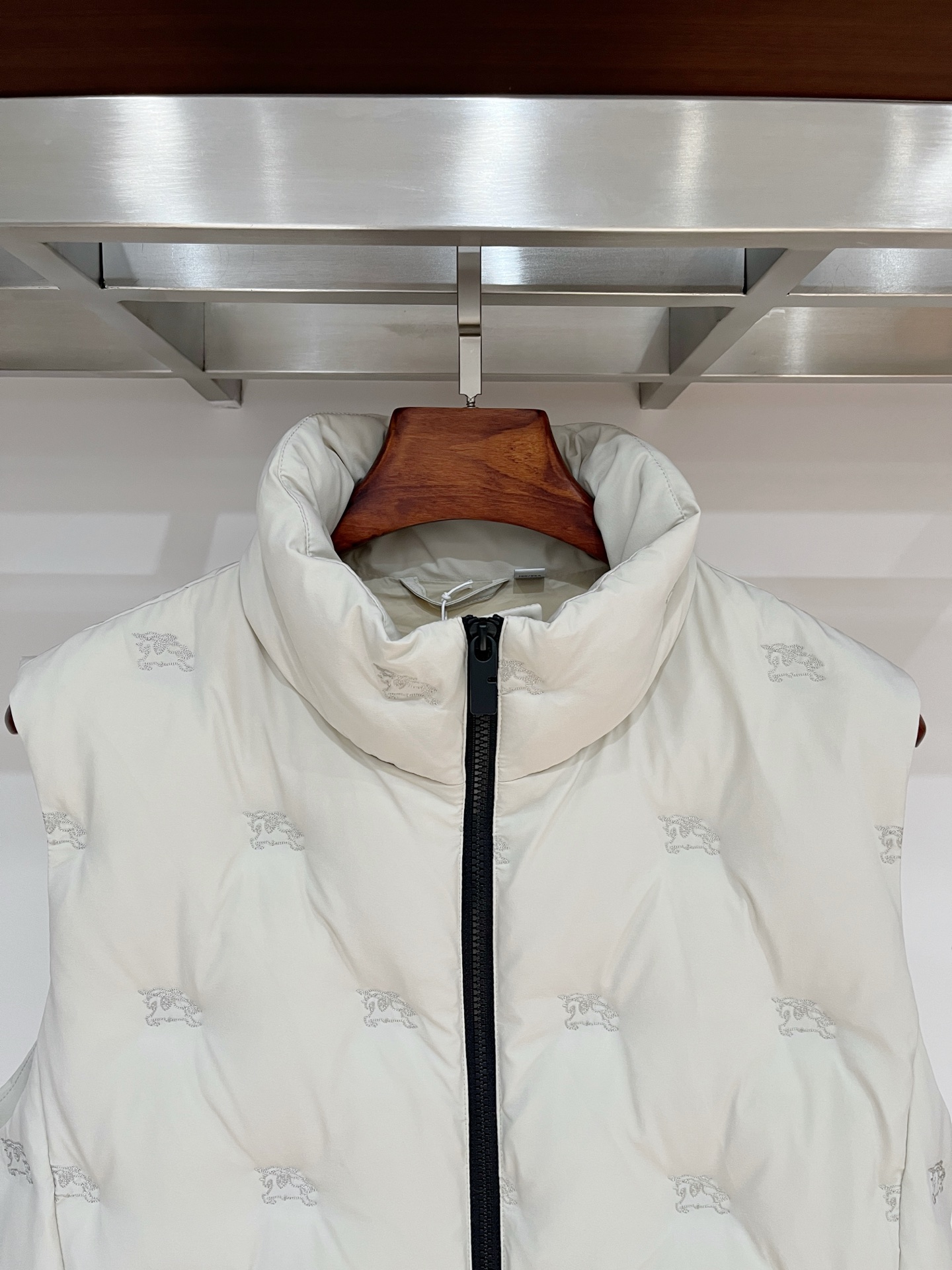 2️⃣0️⃣2️⃣5️⃣ 巴宝莉Burberry最新款时尚设计师款立领羽绒服爆款羽绒马甲背心 处处细节显