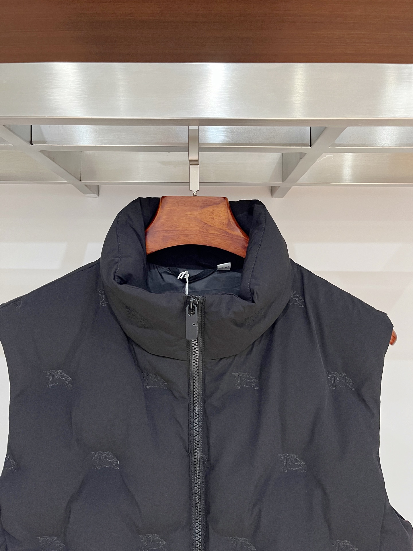 2️⃣0️⃣2️⃣5️⃣ 巴宝莉Burberry最新款时尚设计师款立领羽绒服爆款羽绒马甲背心 处处细节显