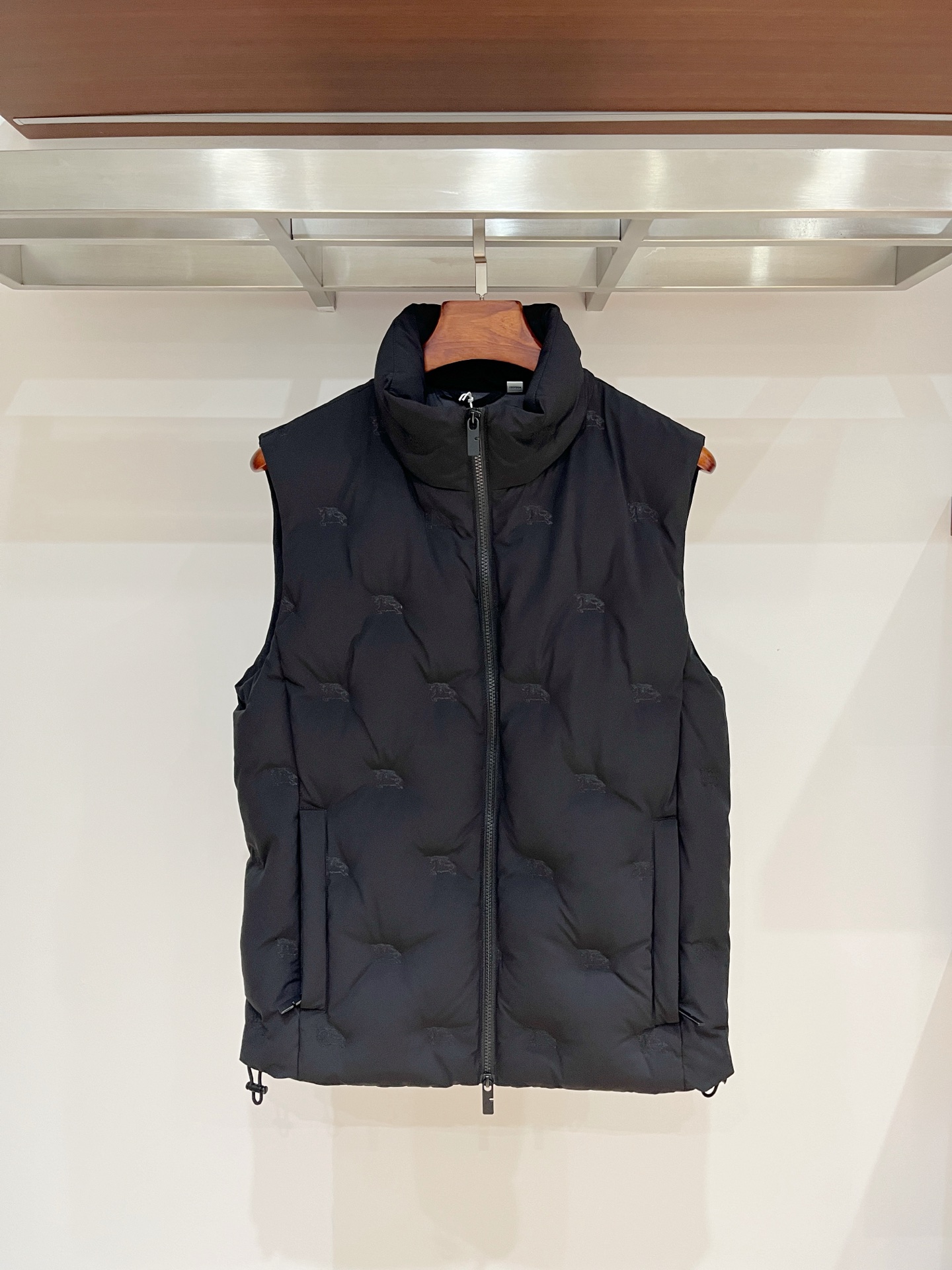 2️⃣0️⃣2️⃣5️⃣ 巴宝莉Burberry最新款时尚设计师款立领羽绒服爆款羽绒马甲背心 处处细节显