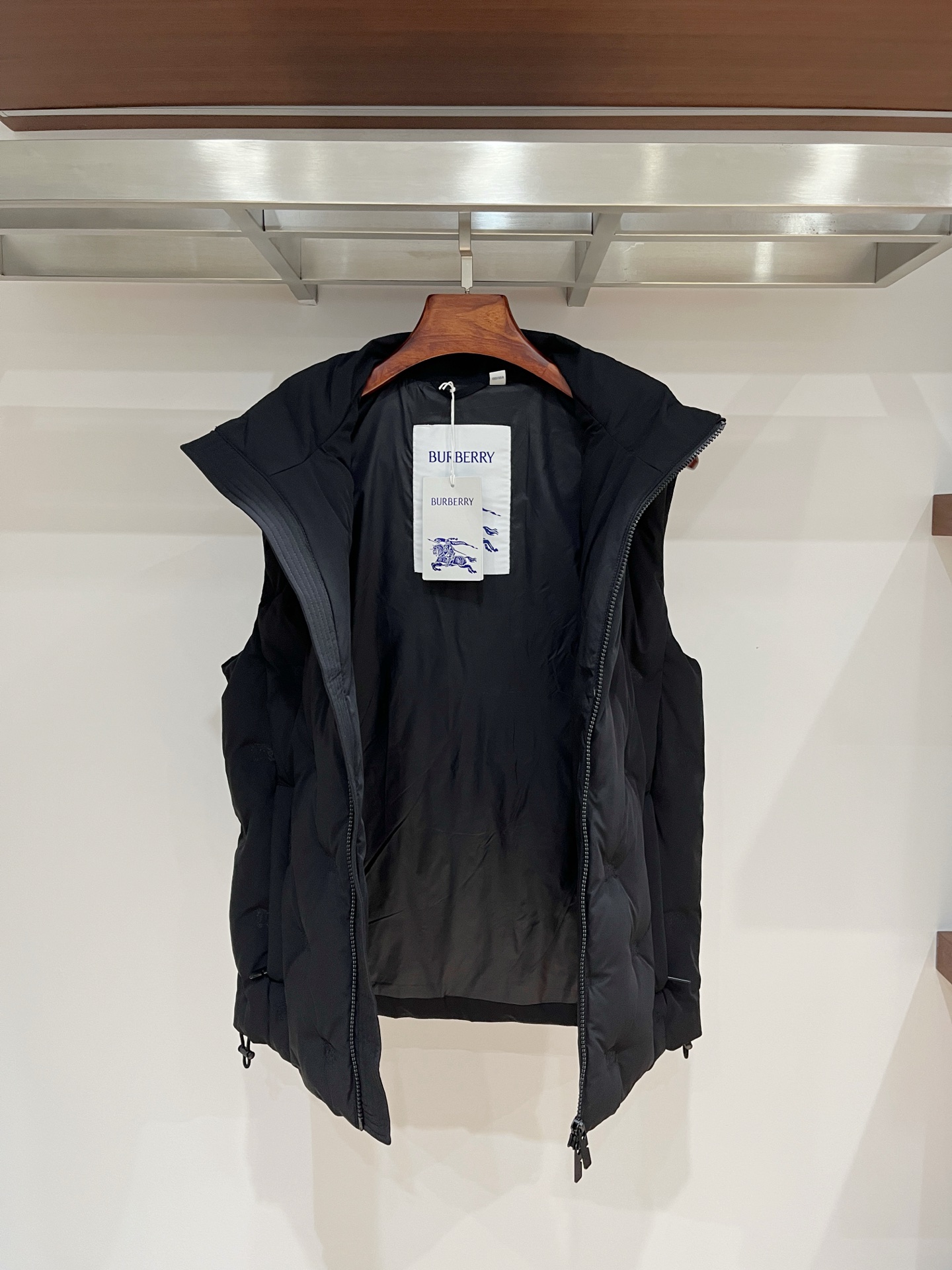 2️⃣0️⃣2️⃣5️⃣ 巴宝莉Burberry最新款时尚设计师款立领羽绒服爆款羽绒马甲背心 处处细节显