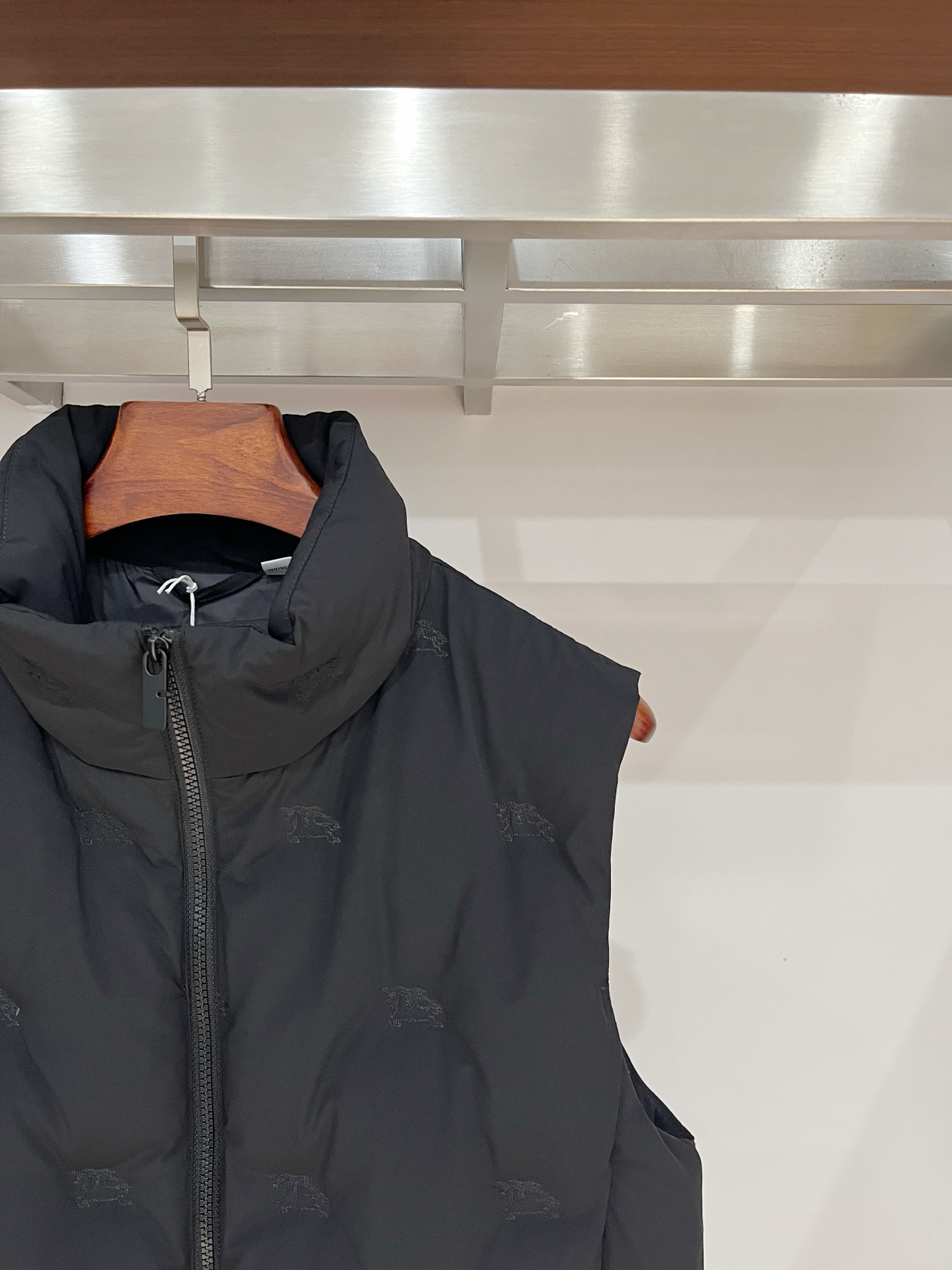 2️⃣0️⃣2️⃣5️⃣ 巴宝莉Burberry最新款时尚设计师款立领羽绒服爆款羽绒马甲背心 处处细节显