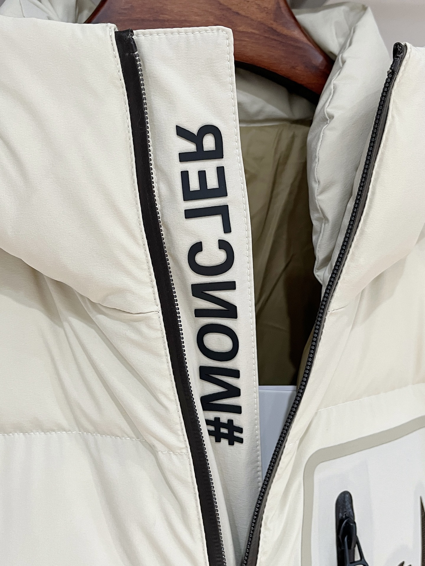 2️⃣0️⃣2️⃣5️⃣秋冬季新款！-Moncl*r男士立领羽绒服，高端轻奢的时尚风格，实穿百搭的款式，