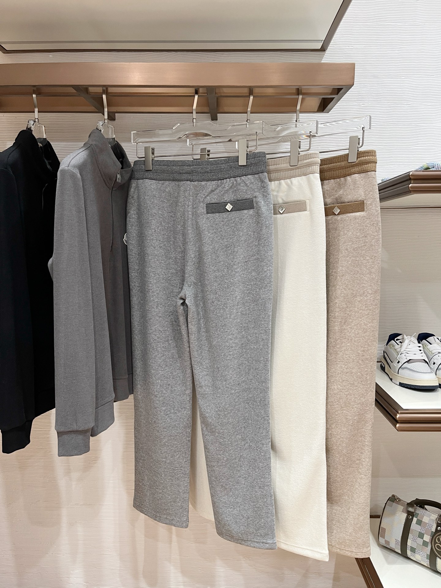 。lP🆕 1935秋冬 ，保暖有型高密度毛巾面混纺松紧腰直脚休闲裤 经典百搭 标志刺绣的点缀，松紧腰抽绳