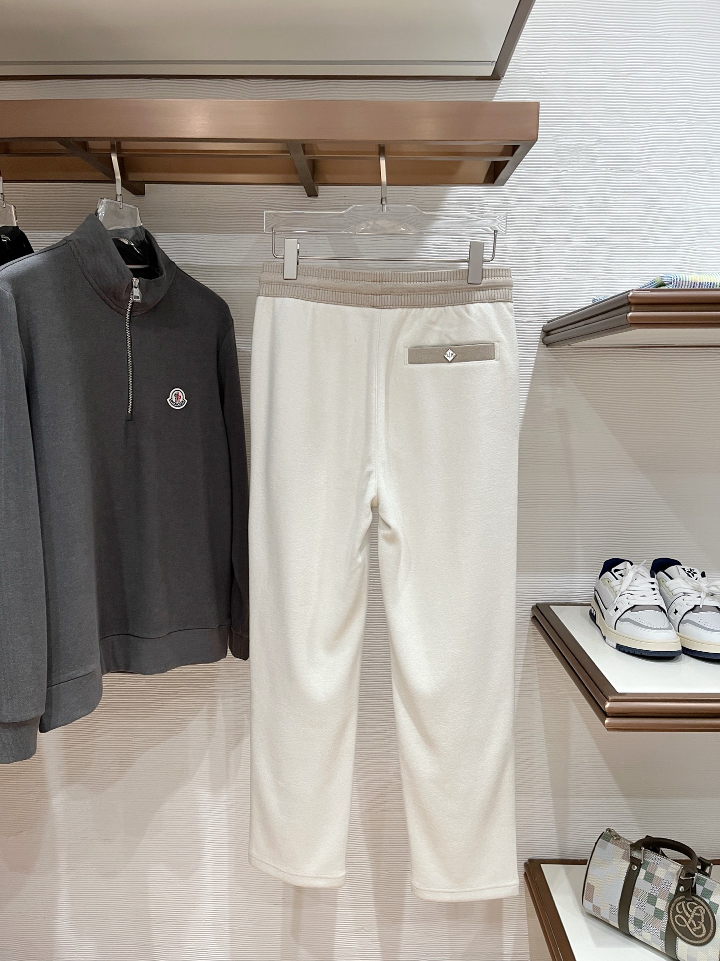 。lP🆕 1935秋冬 ，保暖有型高密度毛巾面混纺松紧腰直脚休闲裤 经典百搭 标志刺绣的点缀，松紧腰抽绳