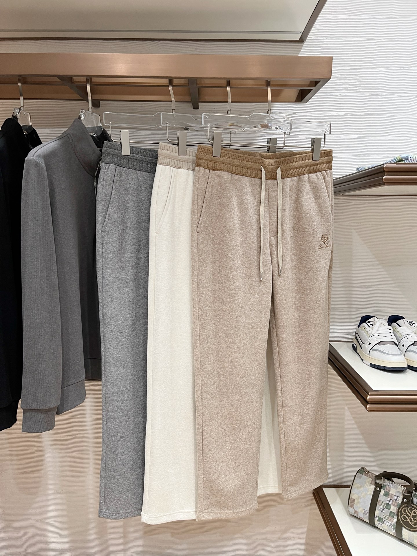 。lP🆕 1935秋冬 ，保暖有型高密度毛巾面混纺松紧腰直脚休闲裤 经典百搭 标志刺绣的点缀，松紧腰抽绳