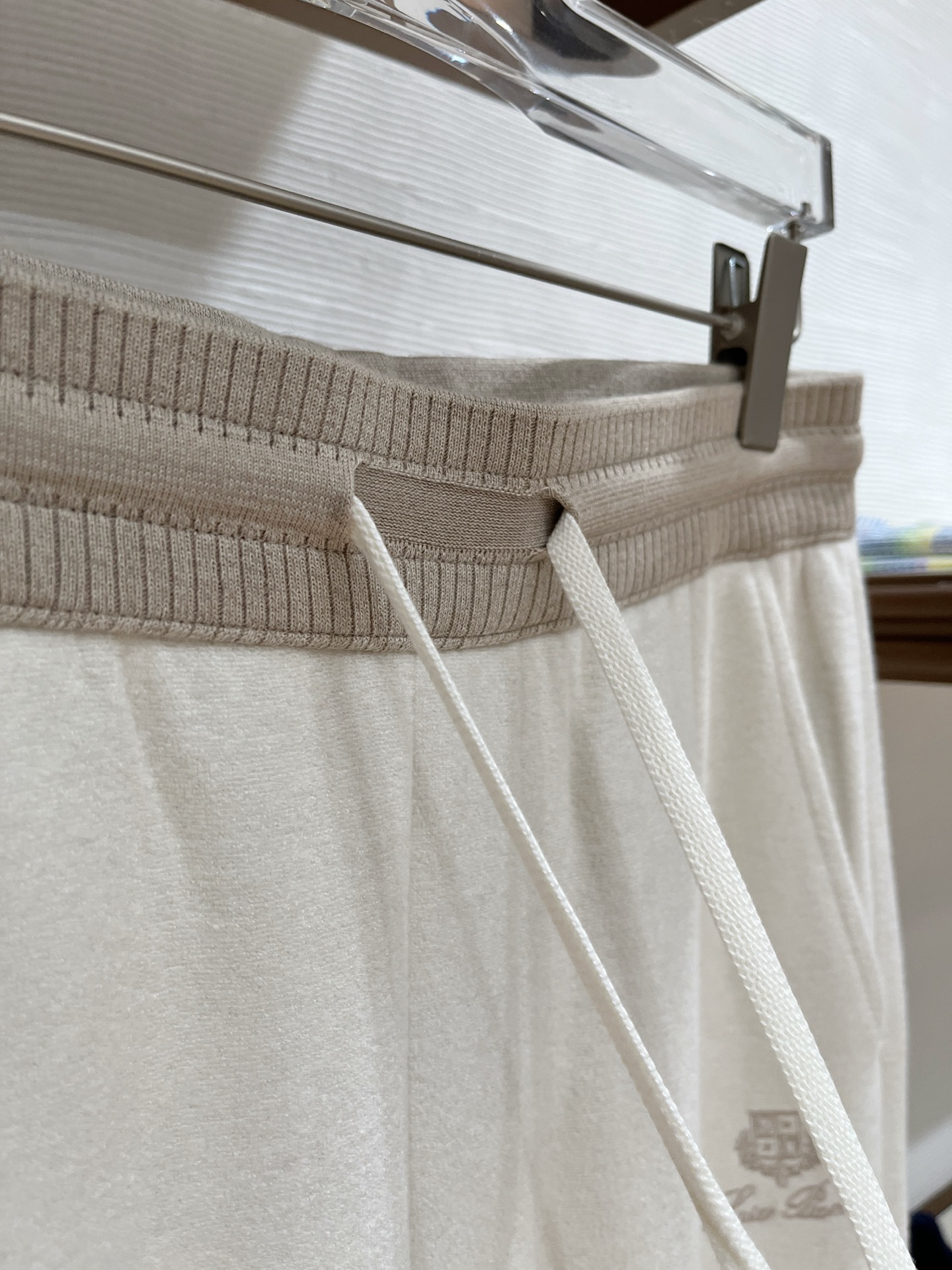 。lP🆕 1935秋冬 ，保暖有型高密度毛巾面混纺松紧腰直脚休闲裤 经典百搭 标志刺绣的点缀，松紧腰抽绳