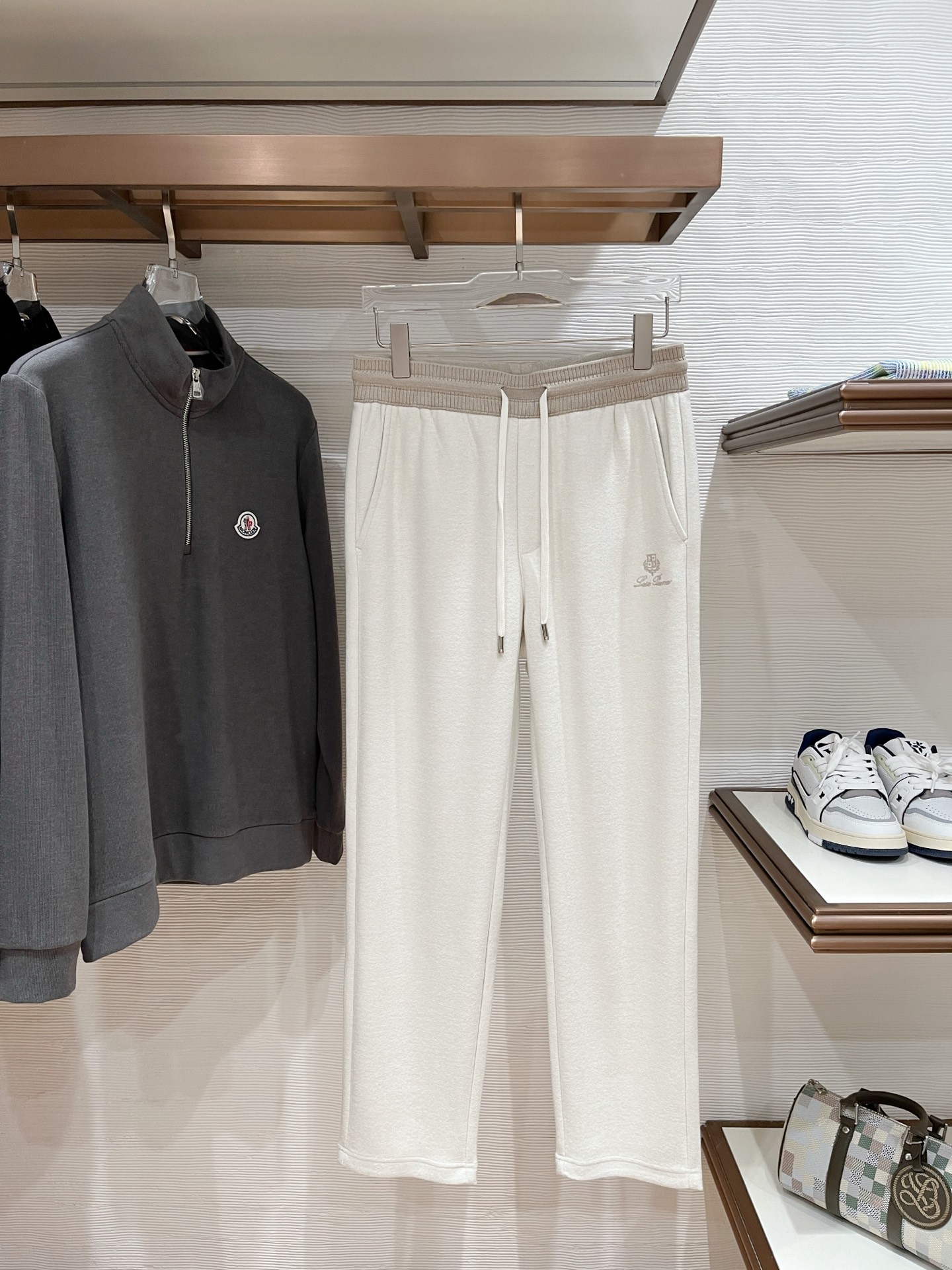 。lP🆕 1935秋冬 ，保暖有型高密度毛巾面混纺松紧腰直脚休闲裤 经典百搭 标志刺绣的点缀，松紧腰抽绳