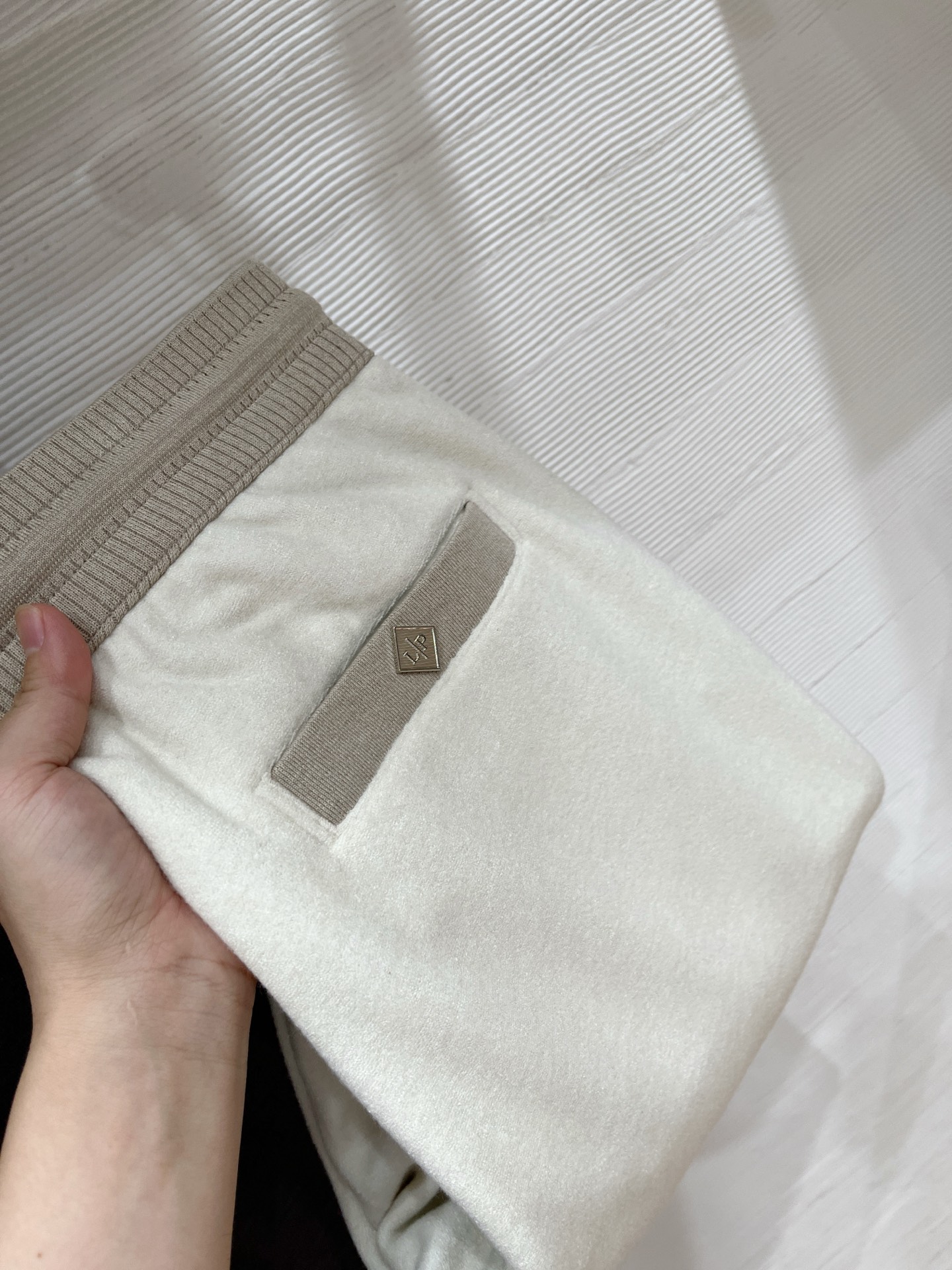 NO:537132,LP autumn and winter, warm and stylish high-density towel-face-blend elastic waist straight-foot casual pants, classic and versatile, logo embroidery, elastic waist drawstring, classic and versatile, at the same time, the upper body has a sense of slackness, lazy and not bloated, and the style is just right. Comfortable and warm while reflecting high-end texture, color gray khaki beige, size m to xxxl, loro piano, alexander wang19860909LP 秋冬 ,保暖有型高密度毛巾面混纺松紧腰直脚休闲裤 经典百搭 标志刺绣的点缀,松紧腰抽绳合体的剪裁 经典百搭同时 上身有总随意的松弛感 ,慵懒不臃肿,版型恰到好处.舒适 保暖的同时 体现高档质感 ,颜色灰色卡其 米白 码数m到xxxl,,loro piana,alexander wang,Men's clothing