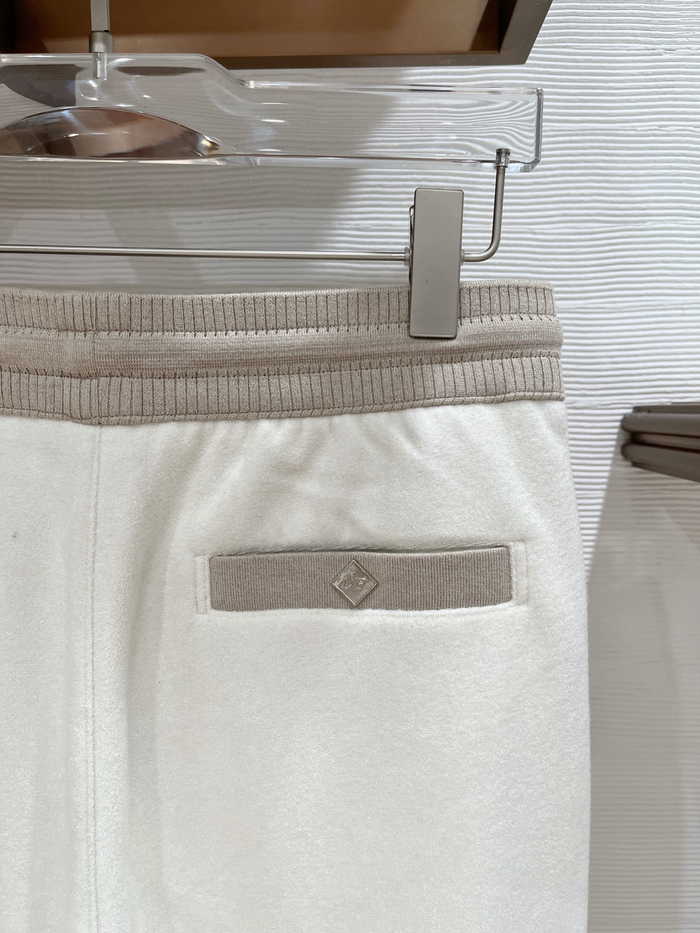 。lP🆕 1935秋冬 ，保暖有型高密度毛巾面混纺松紧腰直脚休闲裤 经典百搭 标志刺绣的点缀，松紧腰抽绳