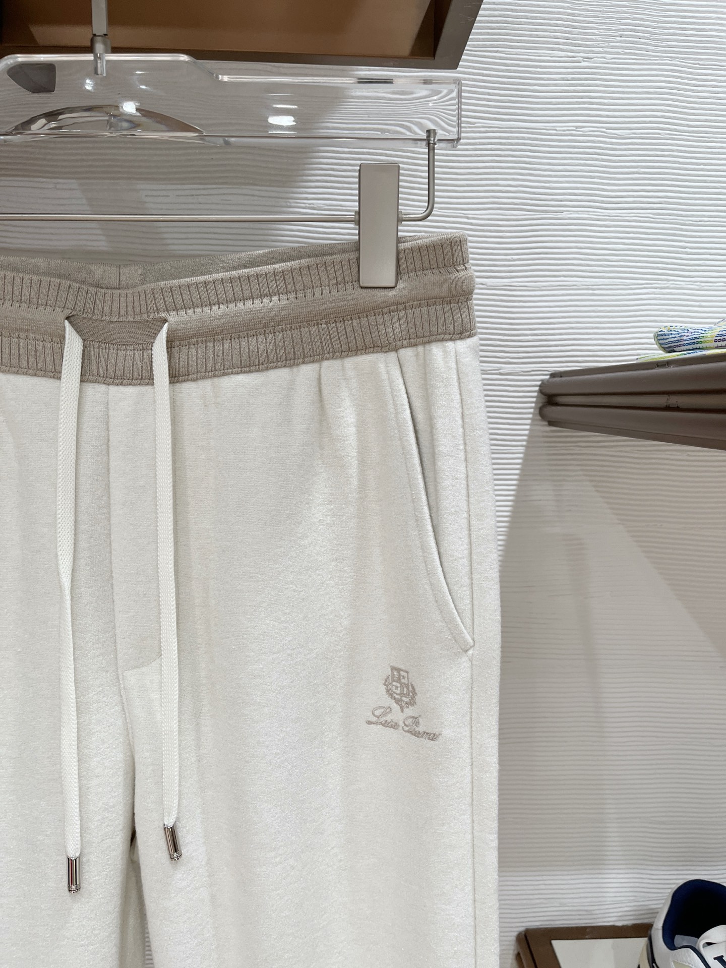 。lP🆕 1935秋冬 ，保暖有型高密度毛巾面混纺松紧腰直脚休闲裤 经典百搭 标志刺绣的点缀，松紧腰抽绳