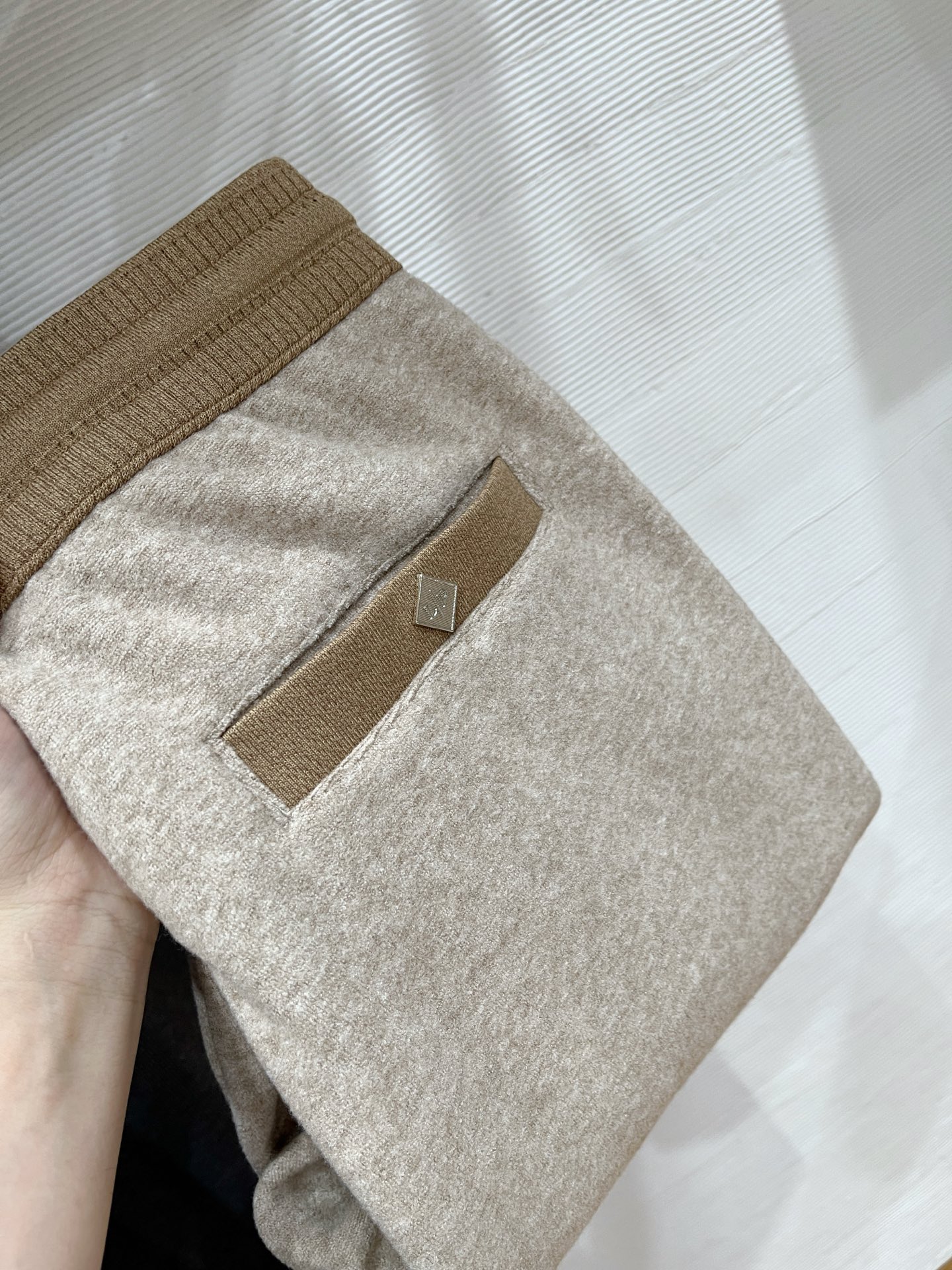 。lP🆕 1935秋冬 ，保暖有型高密度毛巾面混纺松紧腰直脚休闲裤 经典百搭 标志刺绣的点缀，松紧腰抽绳