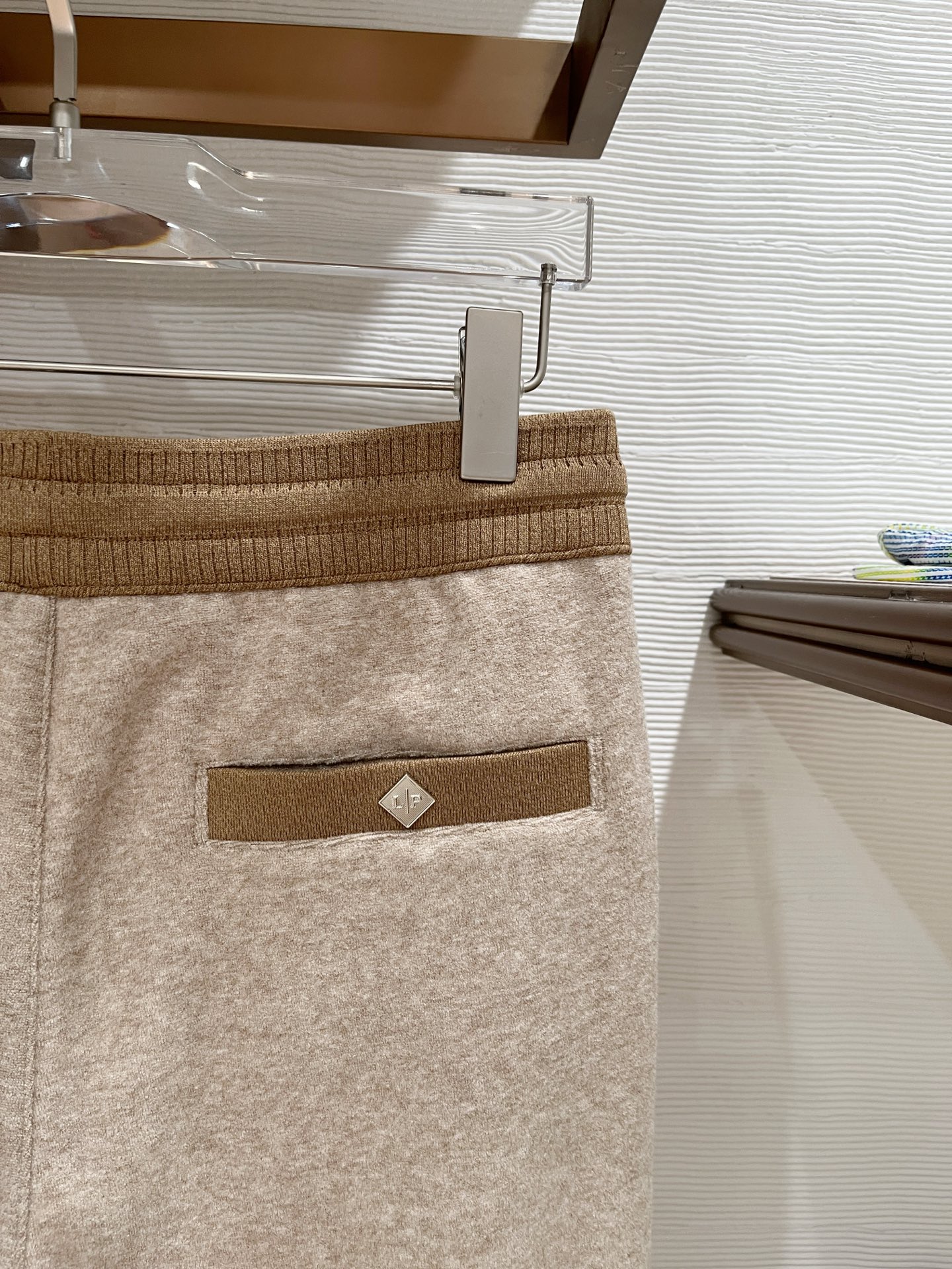 。lP🆕 1935秋冬 ，保暖有型高密度毛巾面混纺松紧腰直脚休闲裤 经典百搭 标志刺绣的点缀，松紧腰抽绳