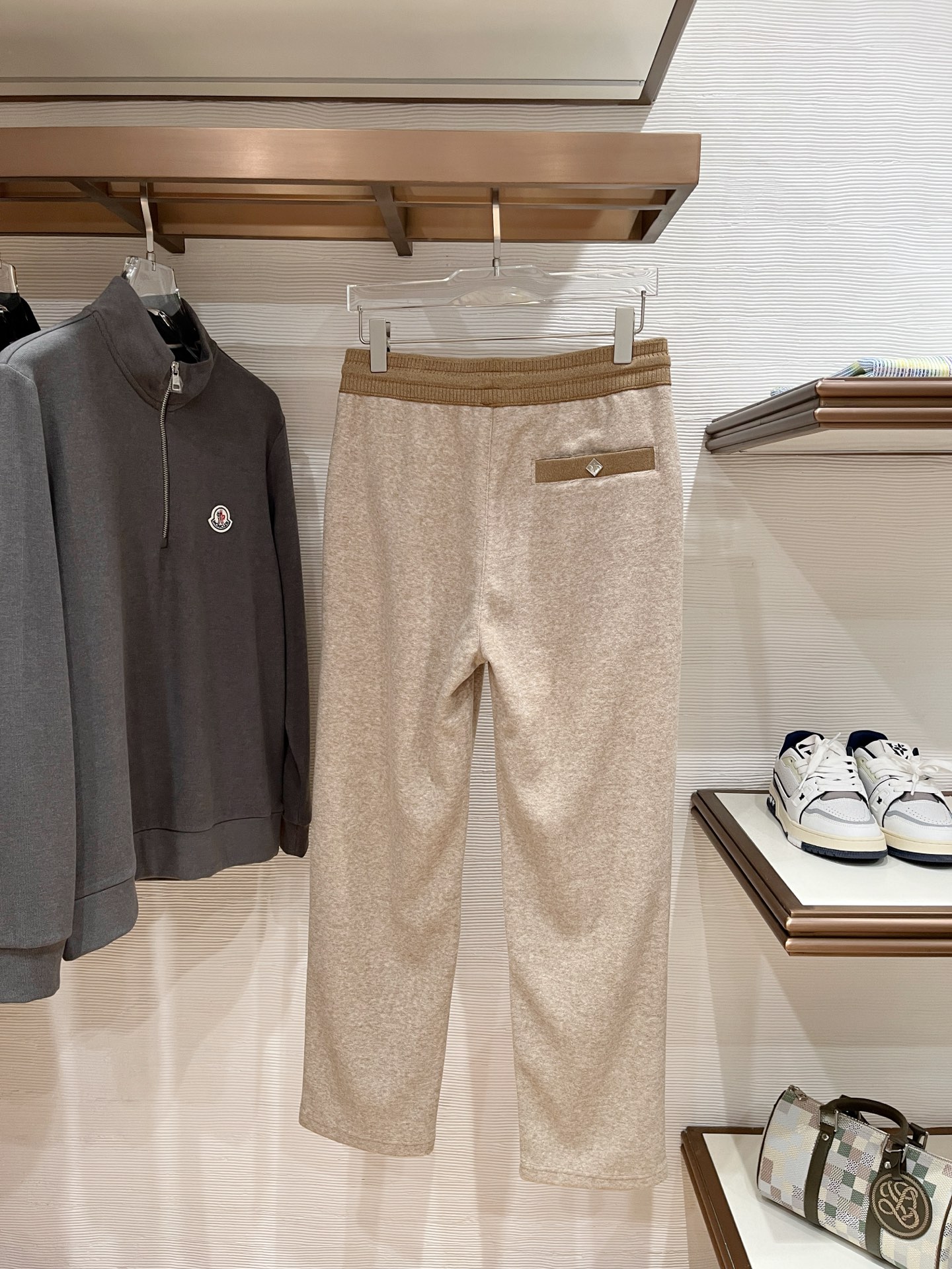 。lP🆕 1935秋冬 ，保暖有型高密度毛巾面混纺松紧腰直脚休闲裤 经典百搭 标志刺绣的点缀，松紧腰抽绳