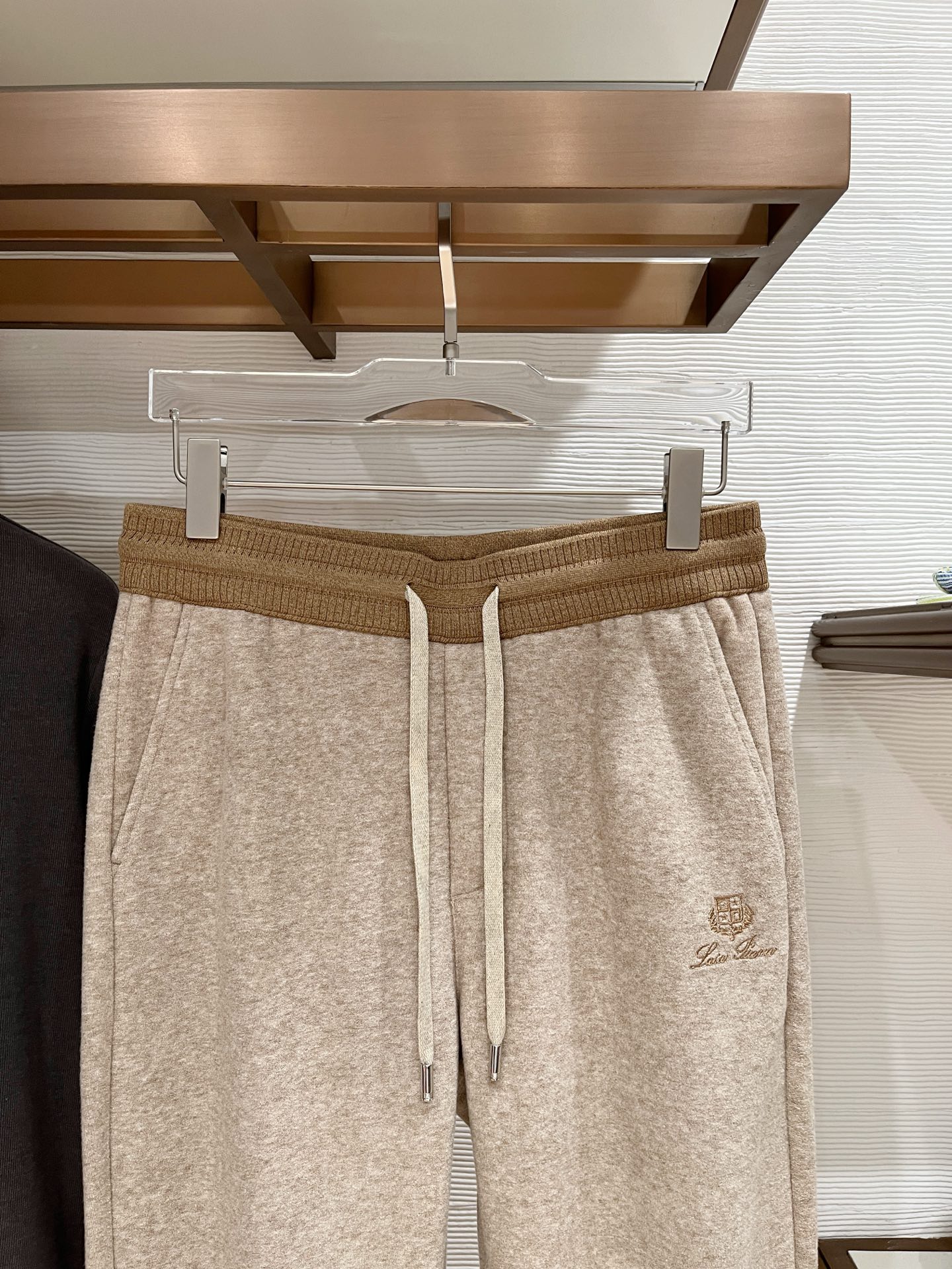 。lP🆕 1935秋冬 ，保暖有型高密度毛巾面混纺松紧腰直脚休闲裤 经典百搭 标志刺绣的点缀，松紧腰抽绳