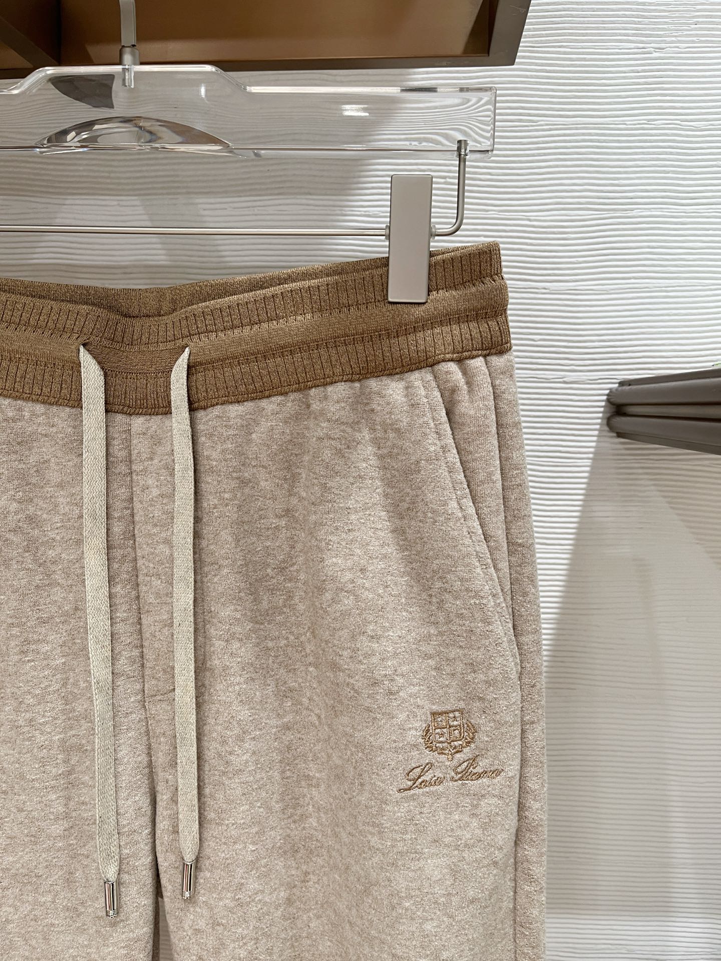 。lP🆕 1935秋冬 ，保暖有型高密度毛巾面混纺松紧腰直脚休闲裤 经典百搭 标志刺绣的点缀，松紧腰抽绳