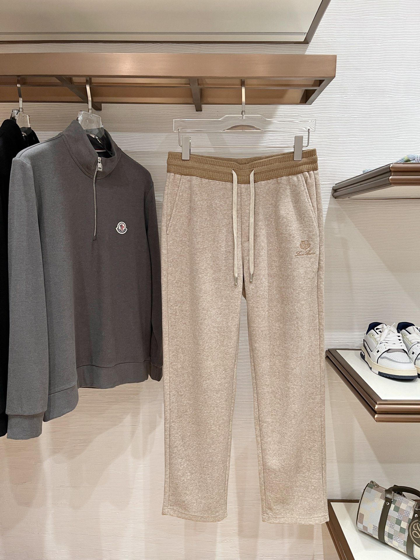 。lP🆕 1935秋冬 ，保暖有型高密度毛巾面混纺松紧腰直脚休闲裤 经典百搭 标志刺绣的点缀，松紧腰抽绳