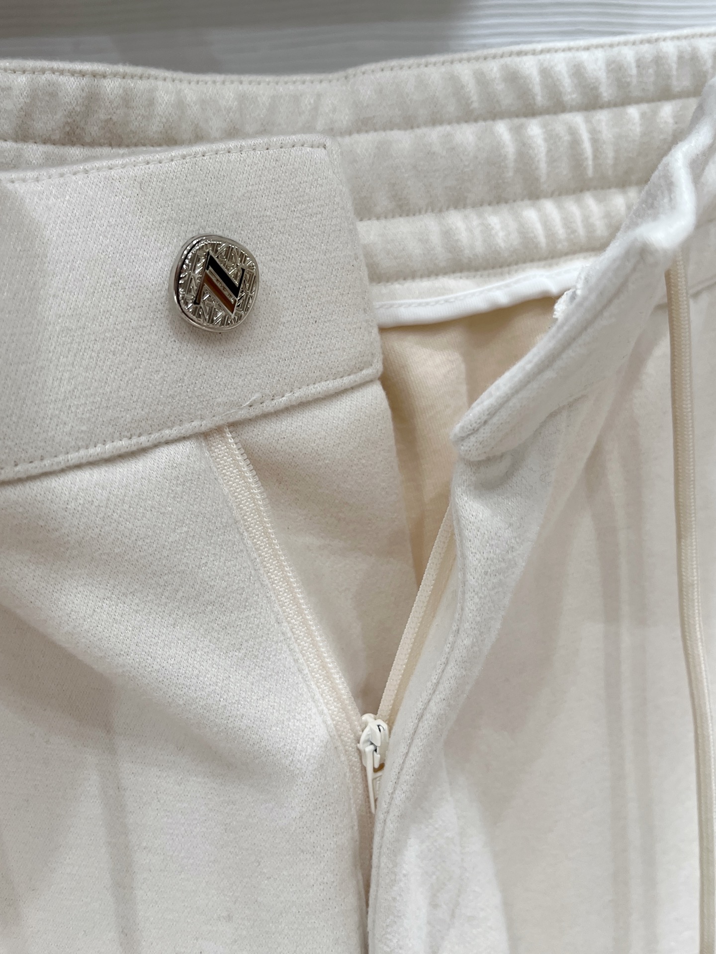 。Zz杰尼*亚🔥秋冬新款男士直筒运动裤，羊绒羊毛混纺面料、三标齐、松紧腰抽绳、两侧拉链口袋设计，合体的裁