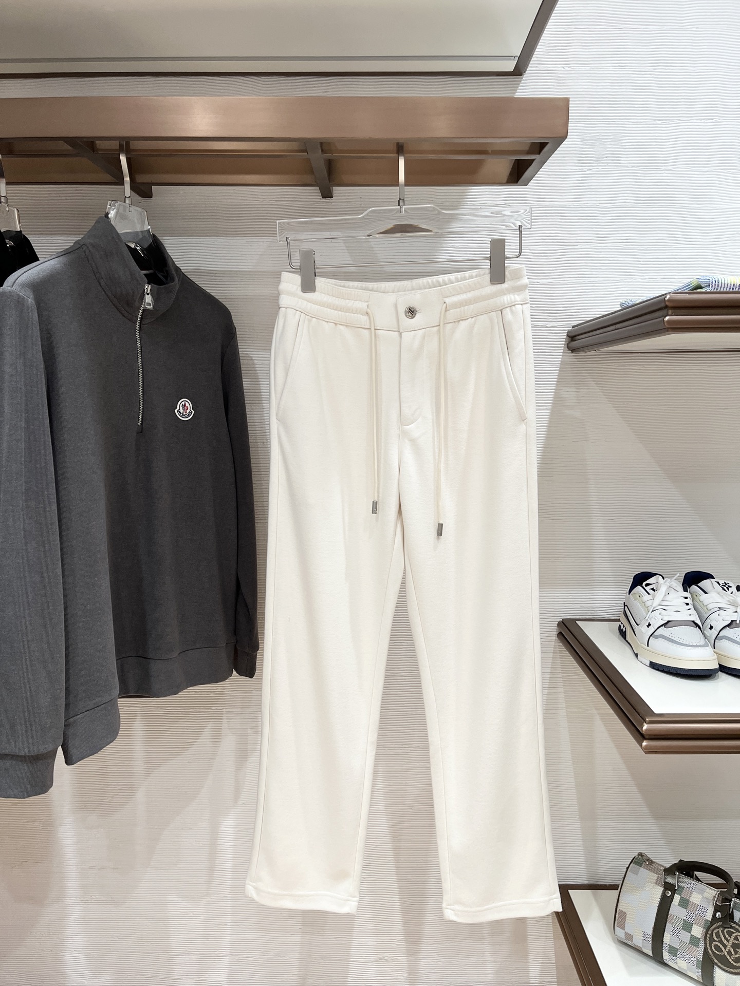 。Zz杰尼*亚🔥秋冬新款男士直筒运动裤，羊绒羊毛混纺面料、三标齐、松紧腰抽绳、两侧拉链口袋设计，合体的裁