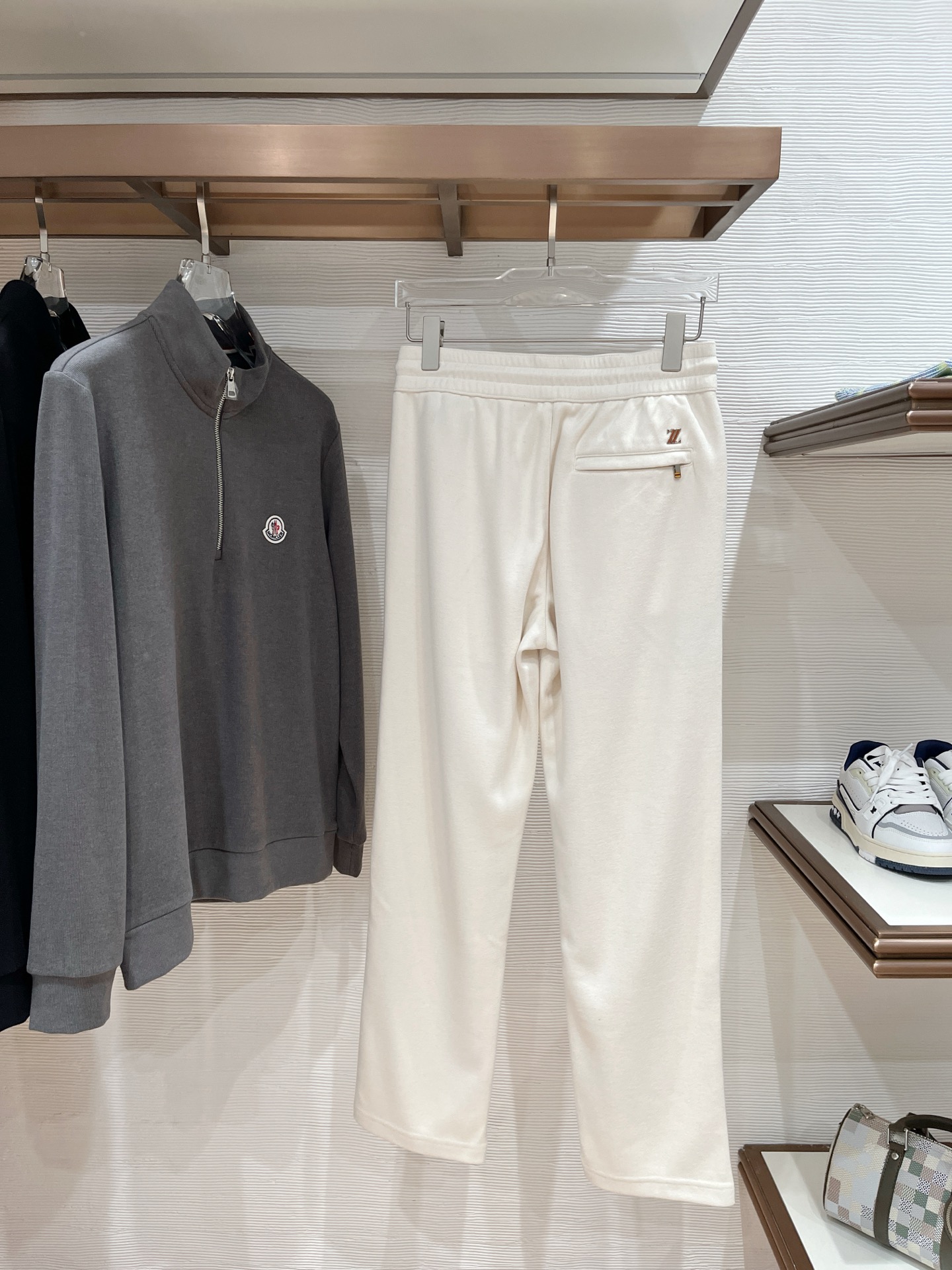 。Zz杰尼*亚🔥秋冬新款男士直筒运动裤，羊绒羊毛混纺面料、三标齐、松紧腰抽绳、两侧拉链口袋设计，合体的裁