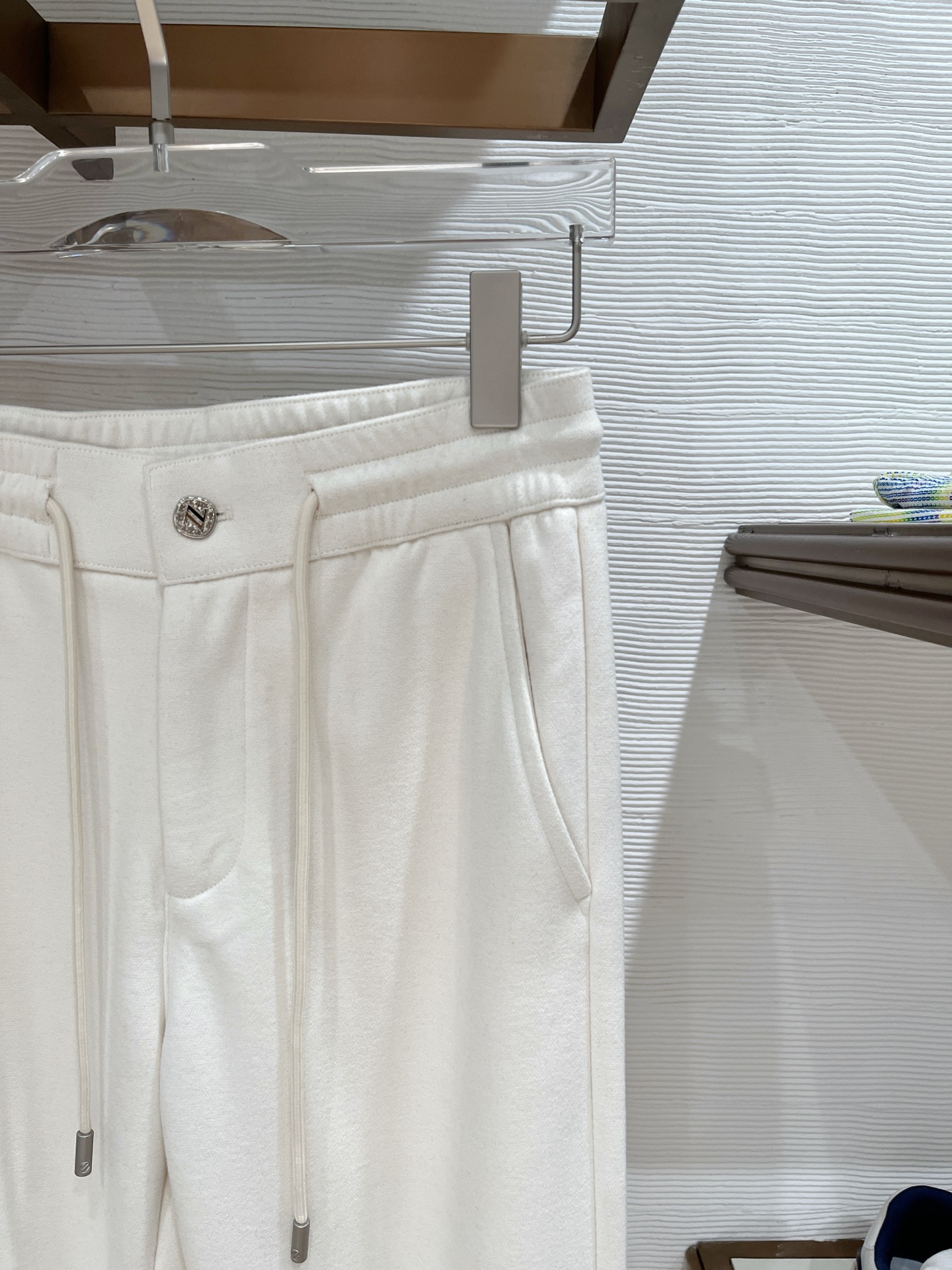 。Zz杰尼*亚🔥秋冬新款男士直筒运动裤，羊绒羊毛混纺面料、三标齐、松紧腰抽绳、两侧拉链口袋设计，合体的裁