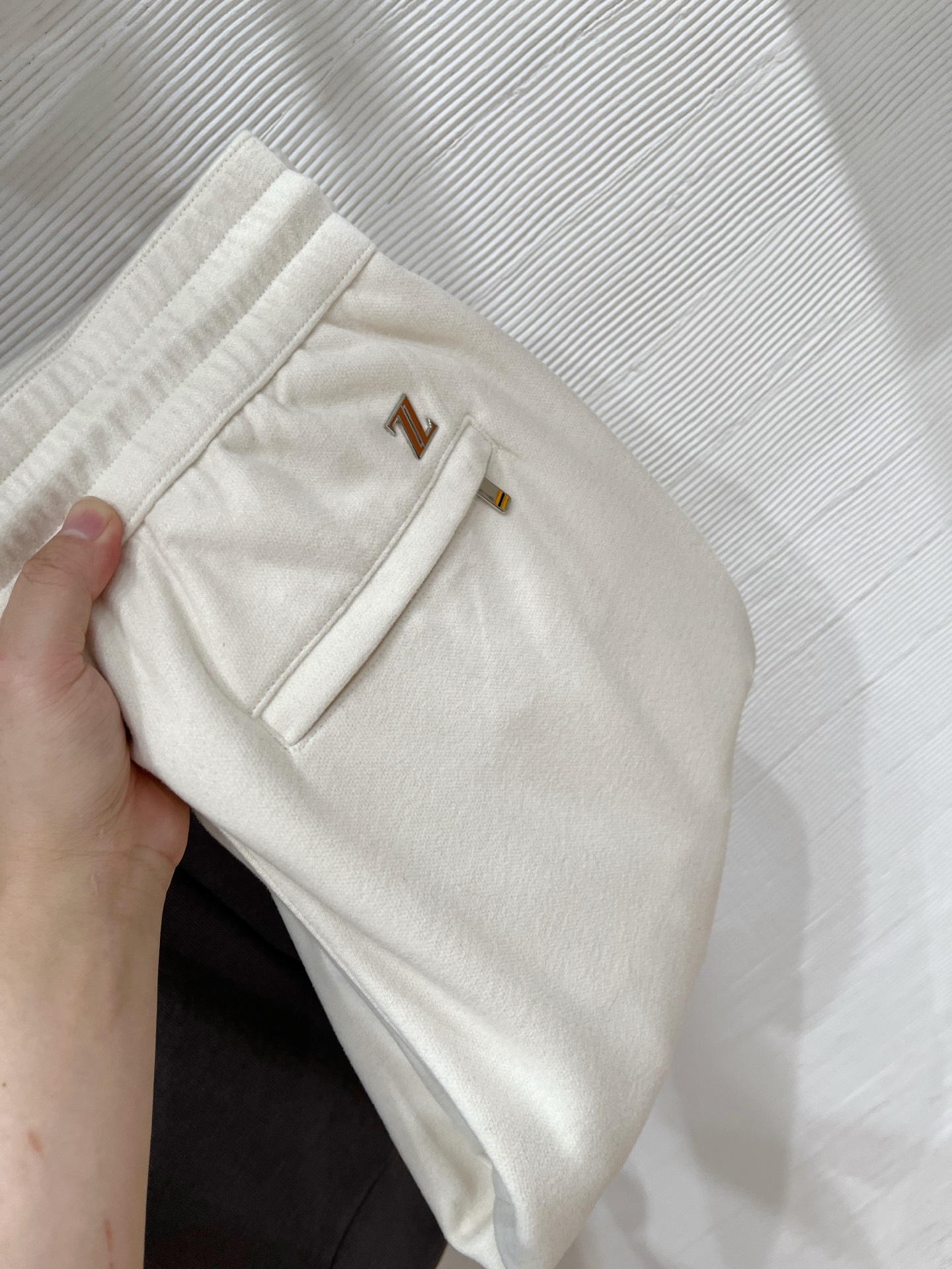 。Zz杰尼*亚🔥秋冬新款男士直筒运动裤，羊绒羊毛混纺面料、三标齐、松紧腰抽绳、两侧拉链口袋设计，合体的裁