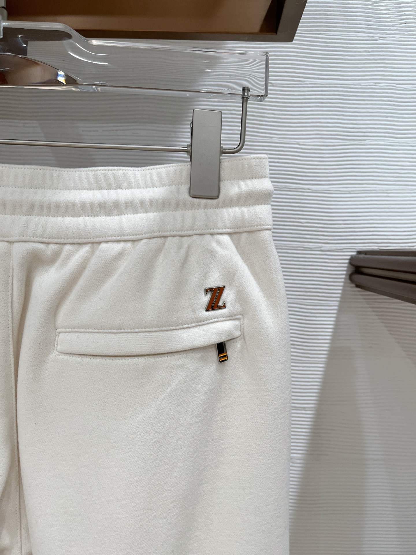 。Zz杰尼*亚🔥秋冬新款男士直筒运动裤，羊绒羊毛混纺面料、三标齐、松紧腰抽绳、两侧拉链口袋设计，合体的裁